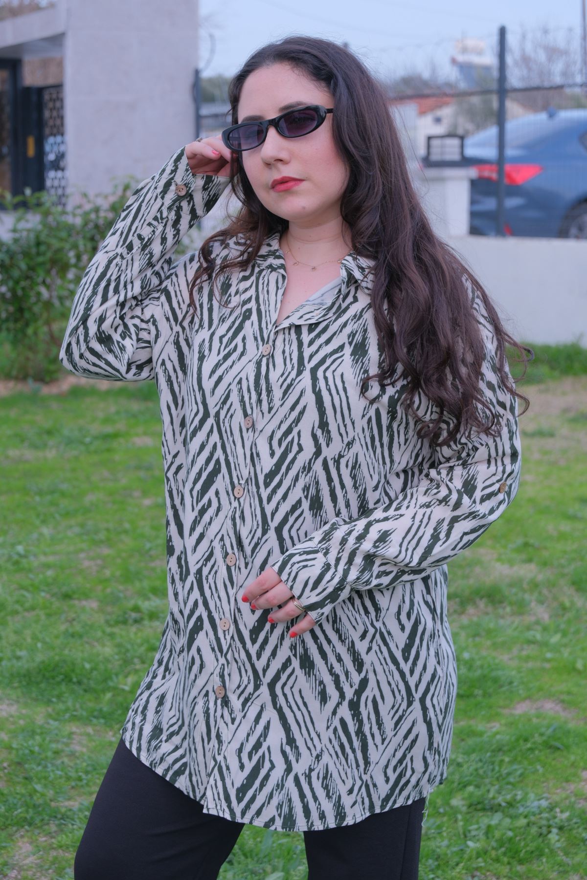 RENKTE BÜYÜK BEDEN DESENLİ DÜĞMELİ GÖMLEK