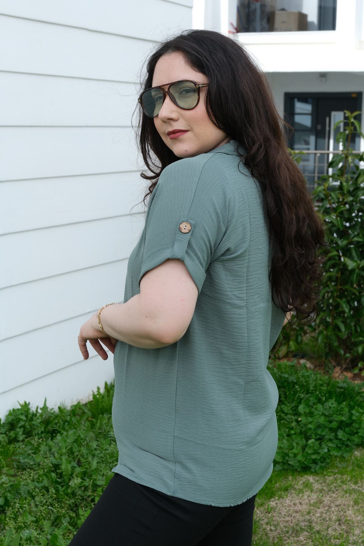 RENKTE BÜYÜK BEDEN DÜĞME DETAYLI YEŞİL KISA KOLLU BLUZ