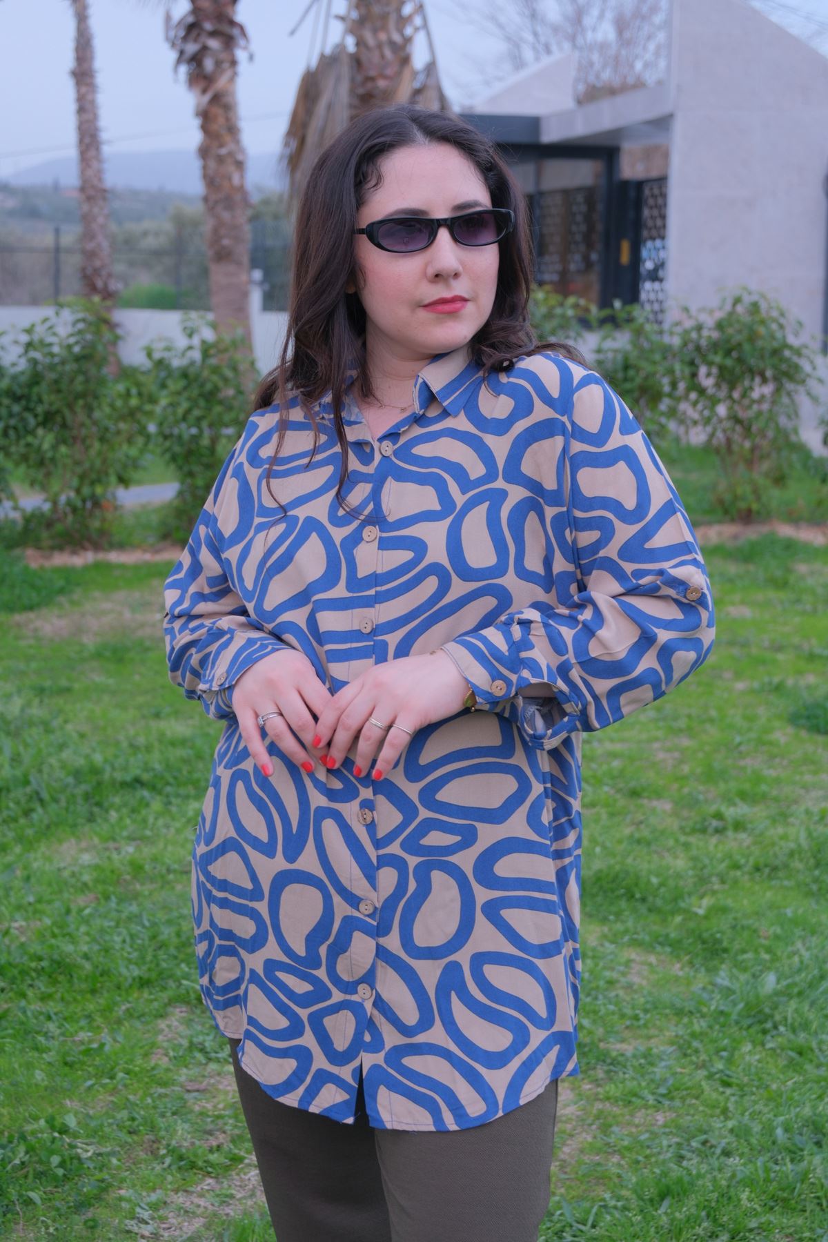 RENKTE BÜYÜK BEDEN DESENLİ DÜĞMELİ GÖMLEK