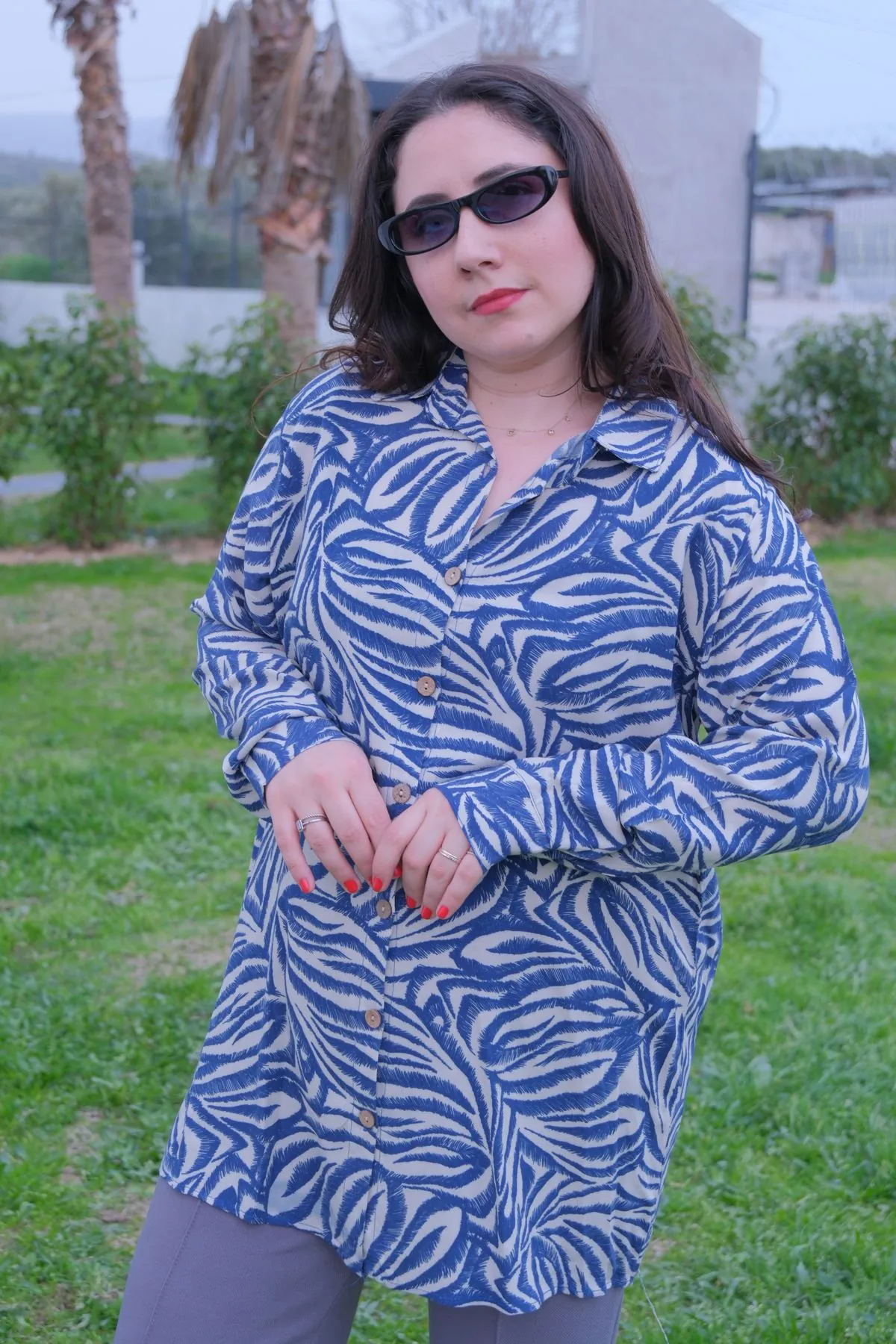 RENKTE BÜYÜK BEDEN DESENLİ DÜĞMELİ GÖMLEK