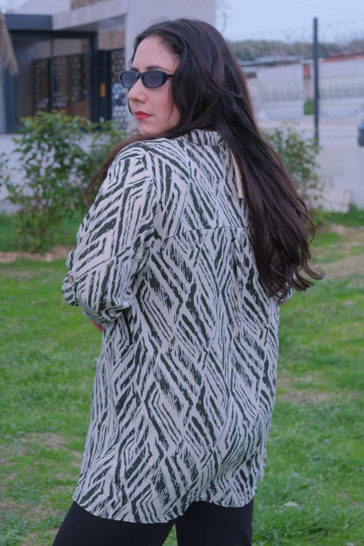 RENKTE BÜYÜK BEDEN DESENLİ DÜĞMELİ GÖMLEK