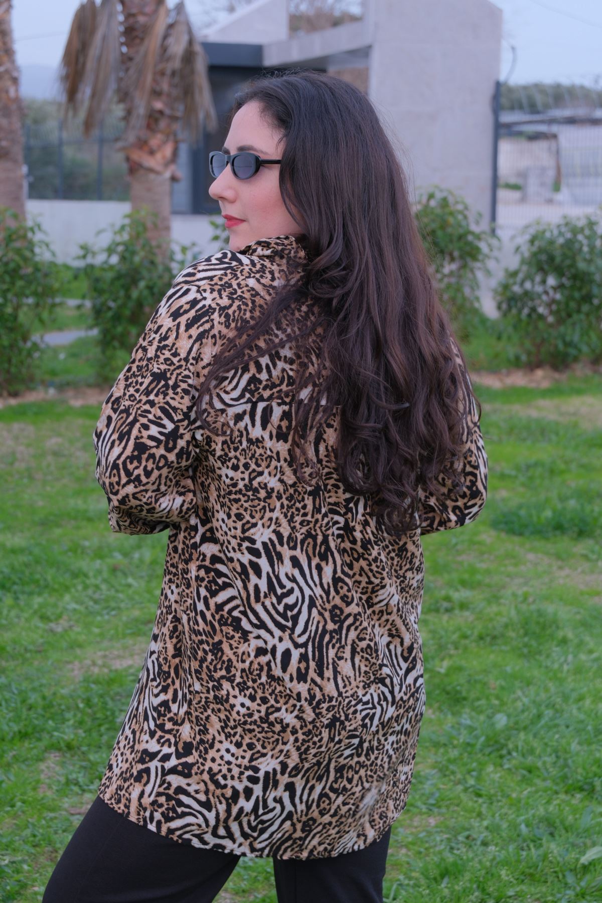 RENKTE BÜYÜK BEDEN DESENLİ DÜĞMELİ GÖMLEK