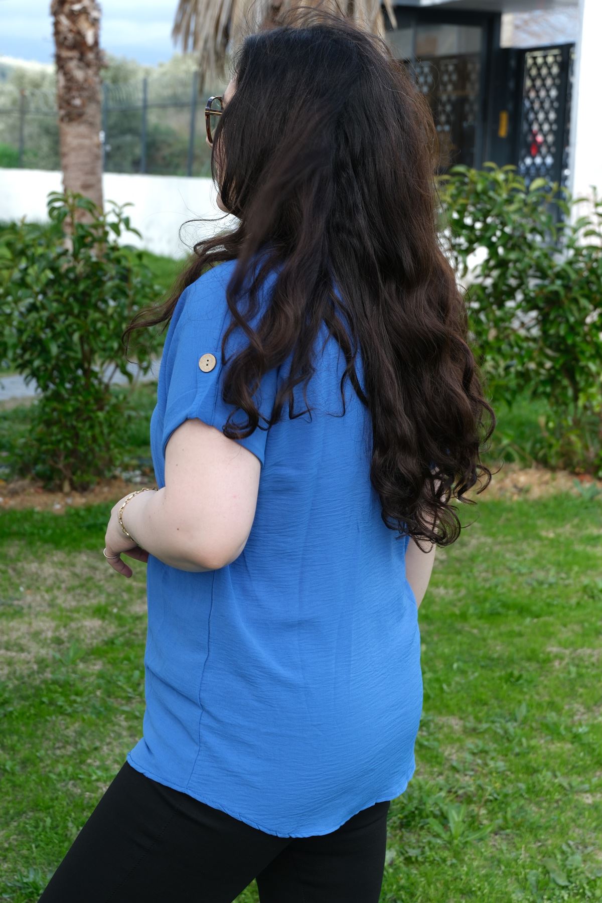 RENKTE BÜYÜK BEDEN DÜĞME DETAYLI İNDİGO KISA KOLLU BLUZ