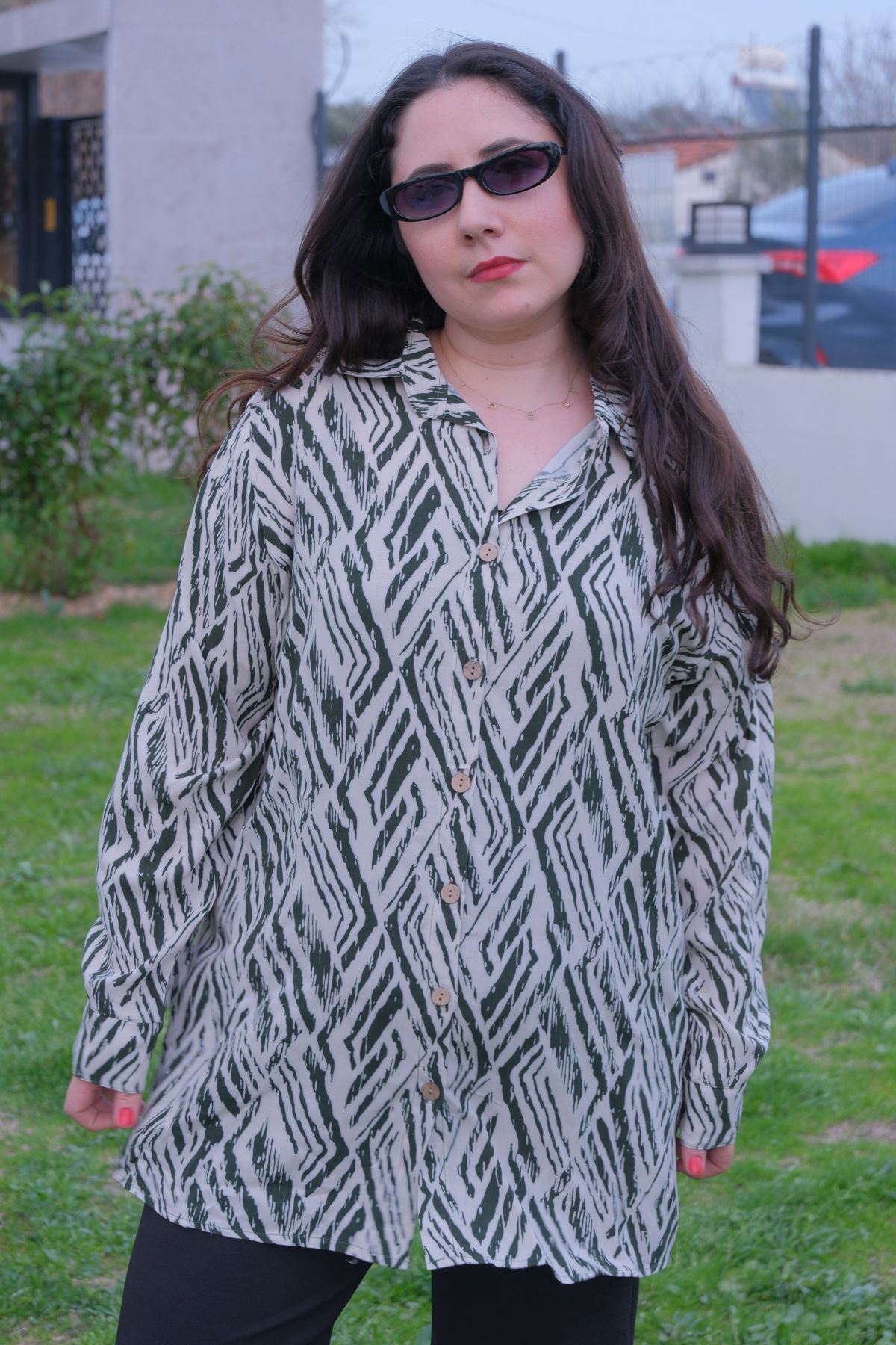 RENKTE BÜYÜK BEDEN DESENLİ DÜĞMELİ GÖMLEK