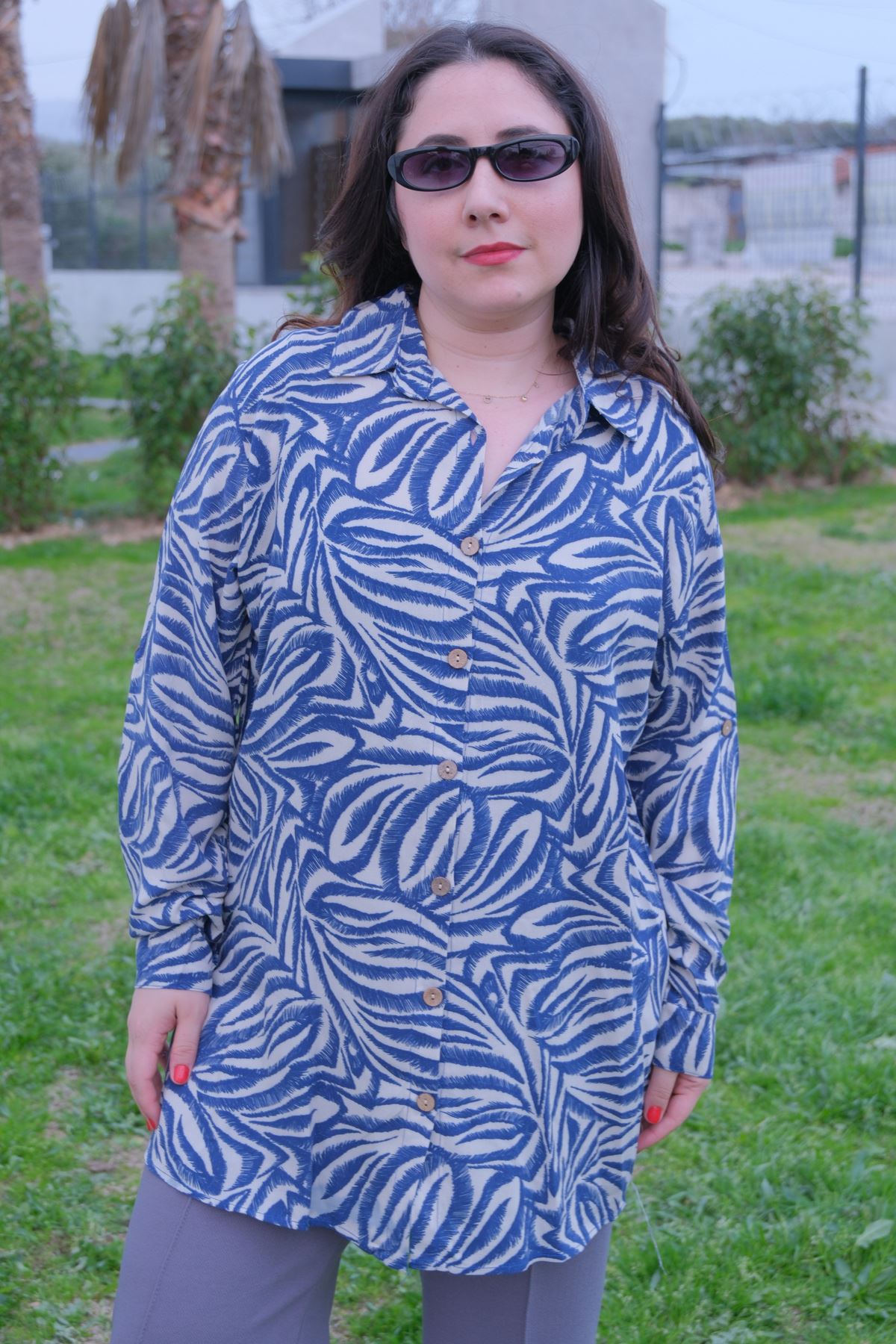 RENKTE BÜYÜK BEDEN DESENLİ DÜĞMELİ GÖMLEK