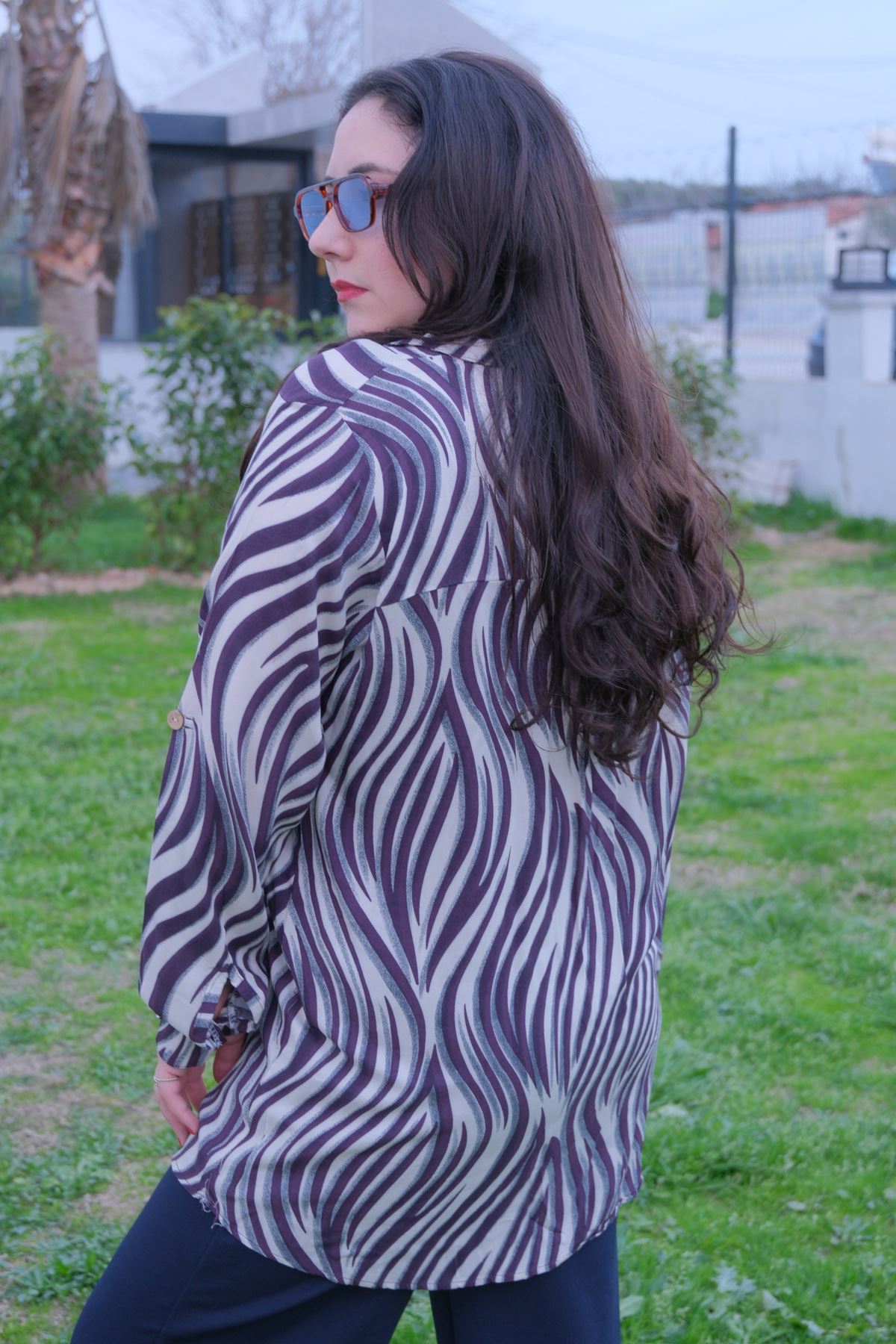 RENKTE BÜYÜK BEDEN DESENLİ DÜĞMELİ GÖMLEK