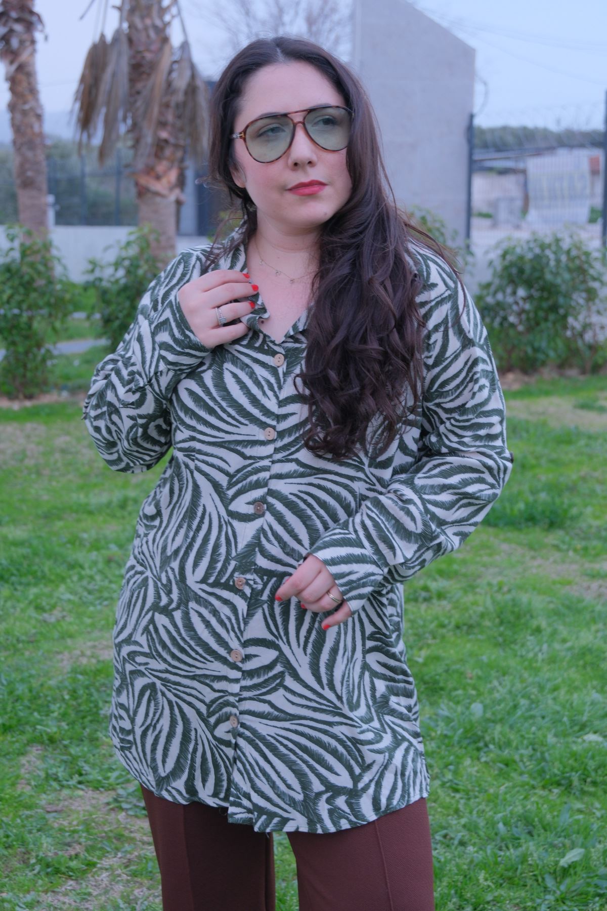 RENKTE BÜYÜK BEDEN DESENLİ DÜĞMELİ GÖMLEK