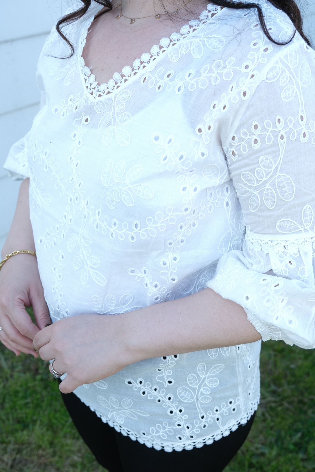 RENKTE KARPUZ KOLLU BRODELİ BEYAZ BLUZ