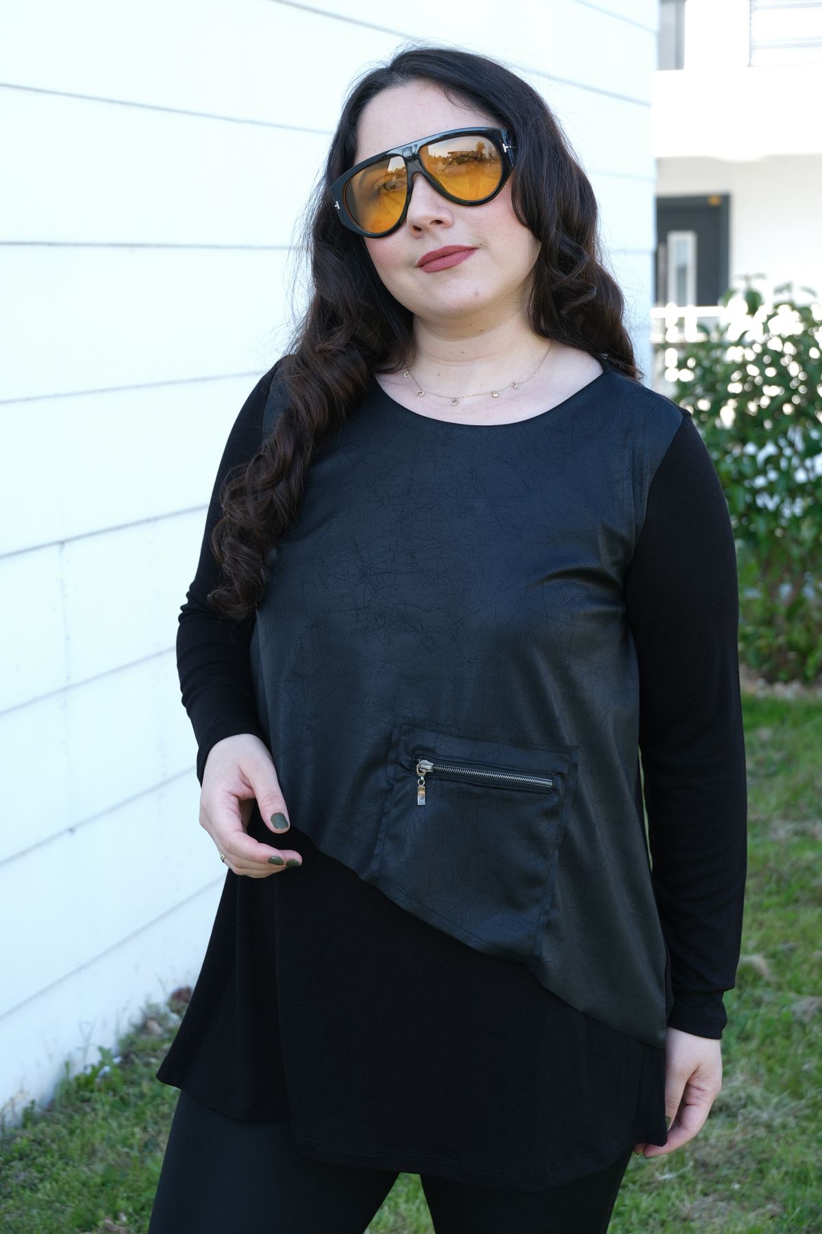 RENKTE BÜYÜK BEDEN CEBİ FERMUAR DETAY DERİLİ SİYAH BLUZ