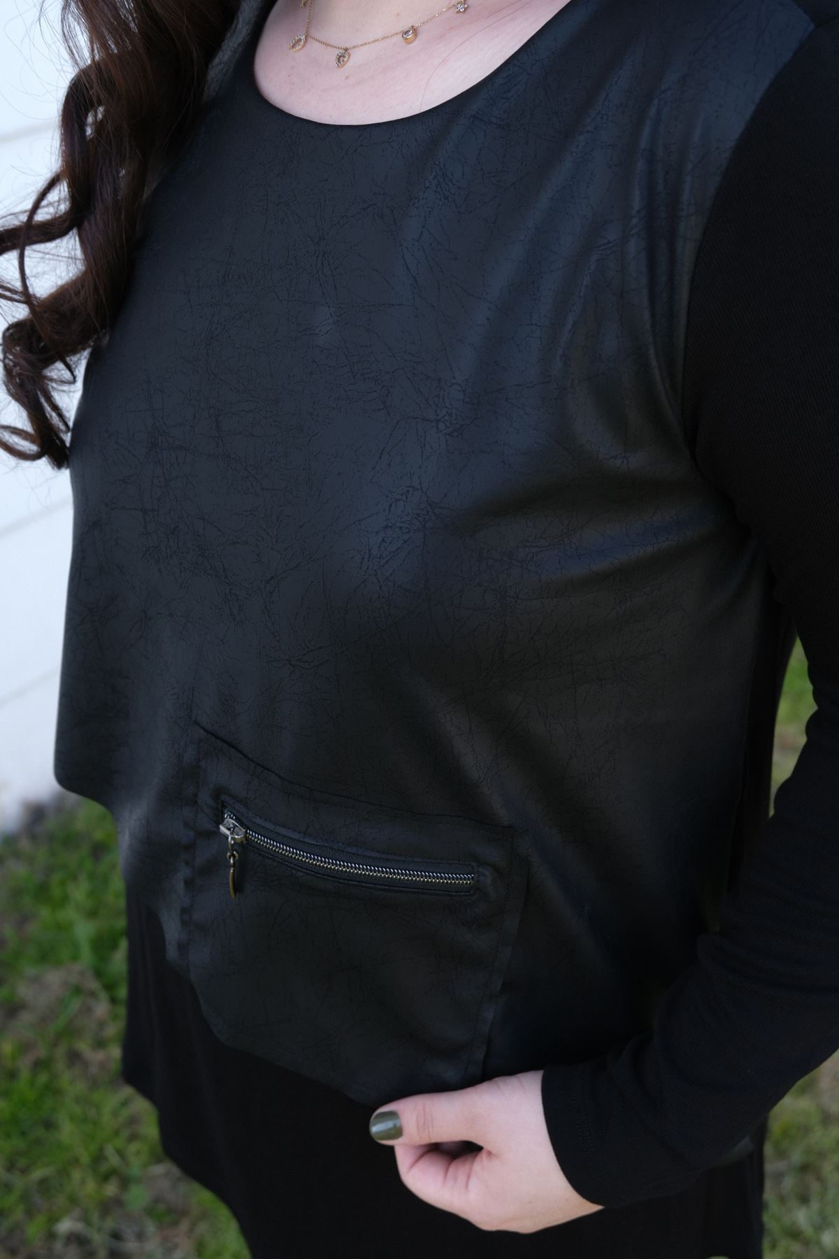 RENKTE BÜYÜK BEDEN CEBİ FERMUAR DETAY DERİLİ SİYAH BLUZ