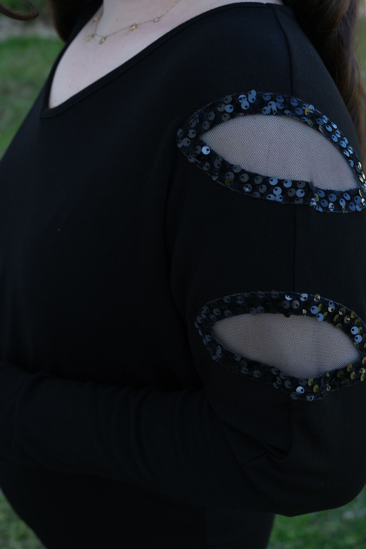 RENKTE BÜYÜK BEDEN OMZU LAZER PUL DETAY SİYAH BLUZ