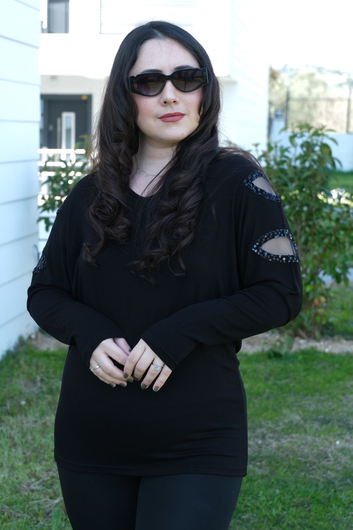 RENKTE BÜYÜK BEDEN OMZU LAZER PUL DETAY SİYAH BLUZ