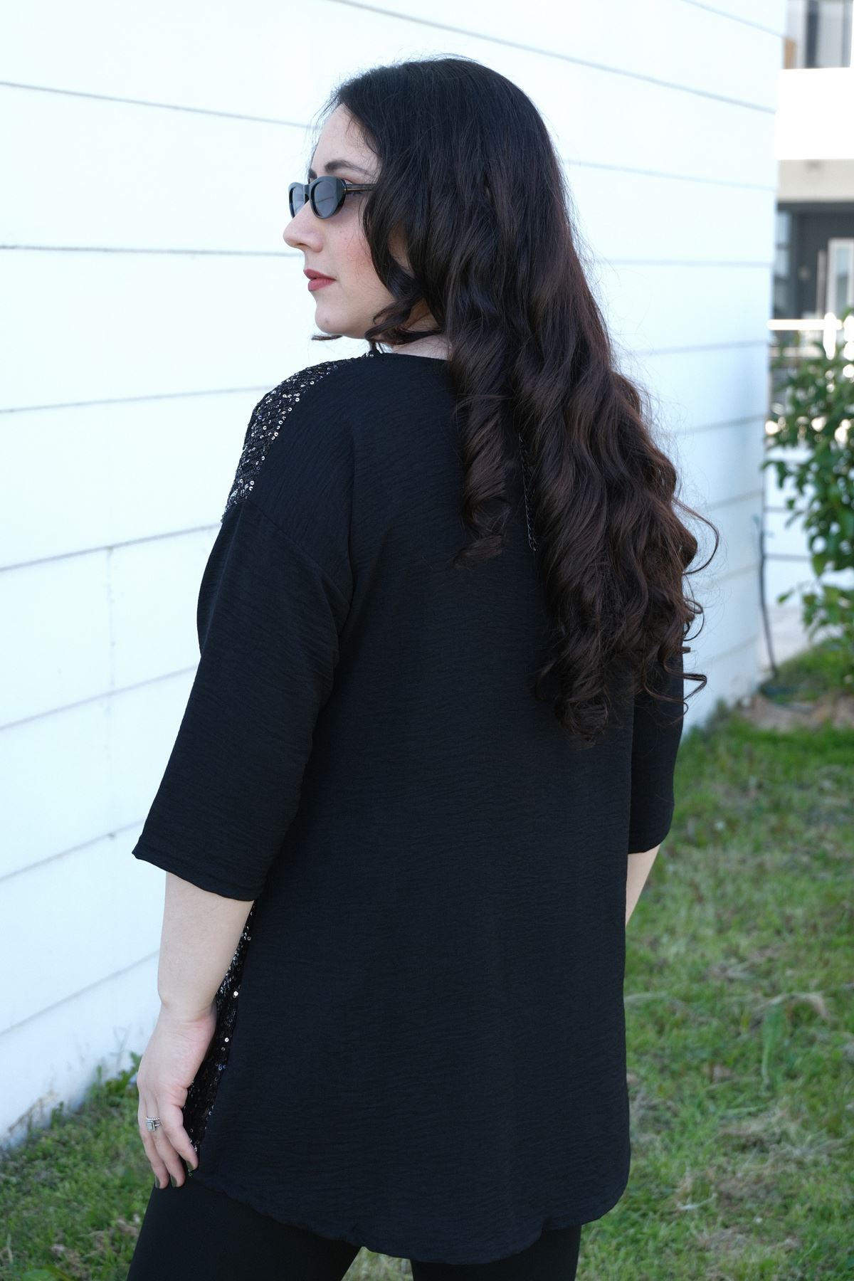 RENKTE BÜYÜK BEDEN PAYETLİ SİYAH BLUZ