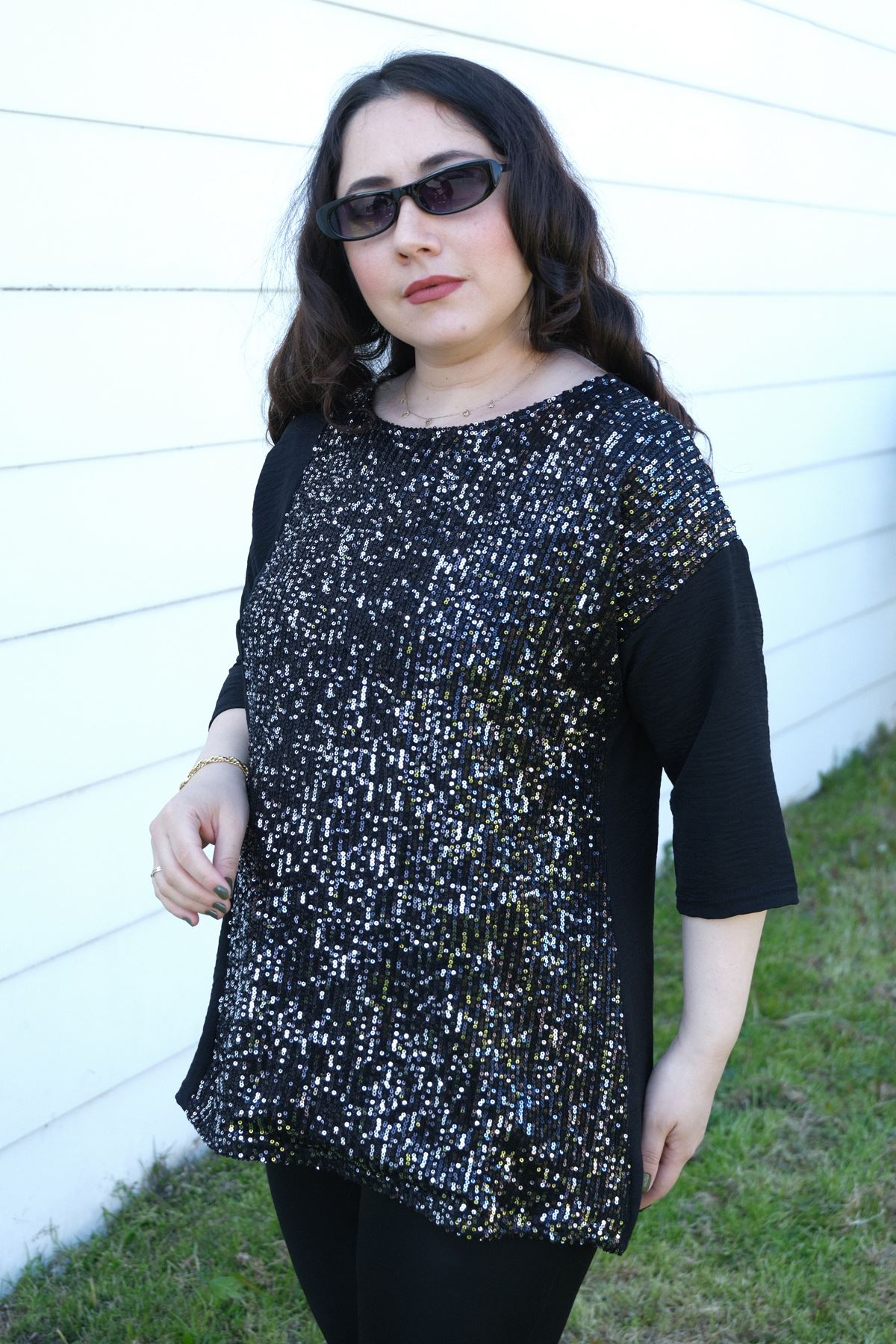 RENKTE BÜYÜK BEDEN PAYETLİ SİYAH BLUZ