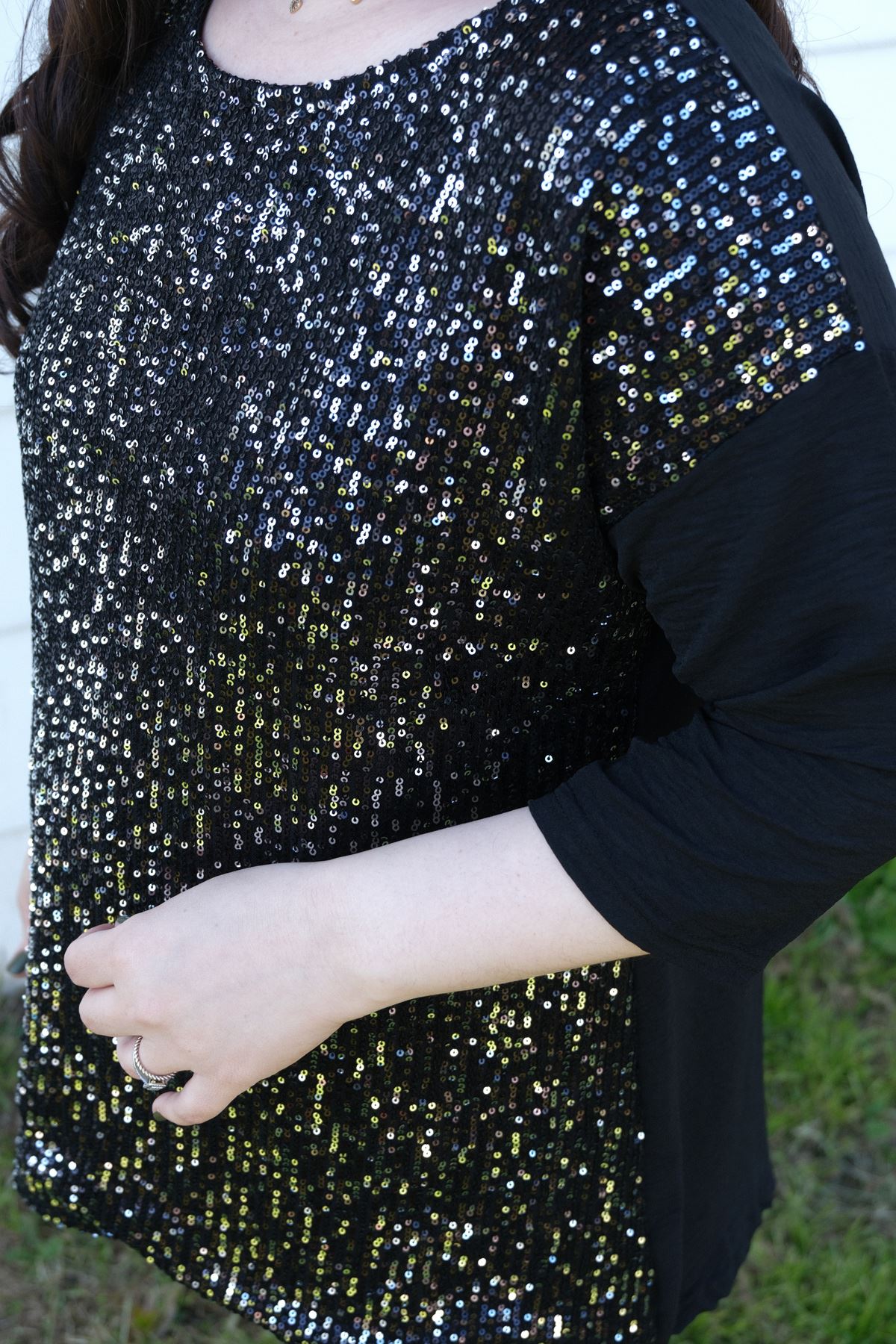 RENKTE BÜYÜK BEDEN PAYETLİ SİYAH BLUZ