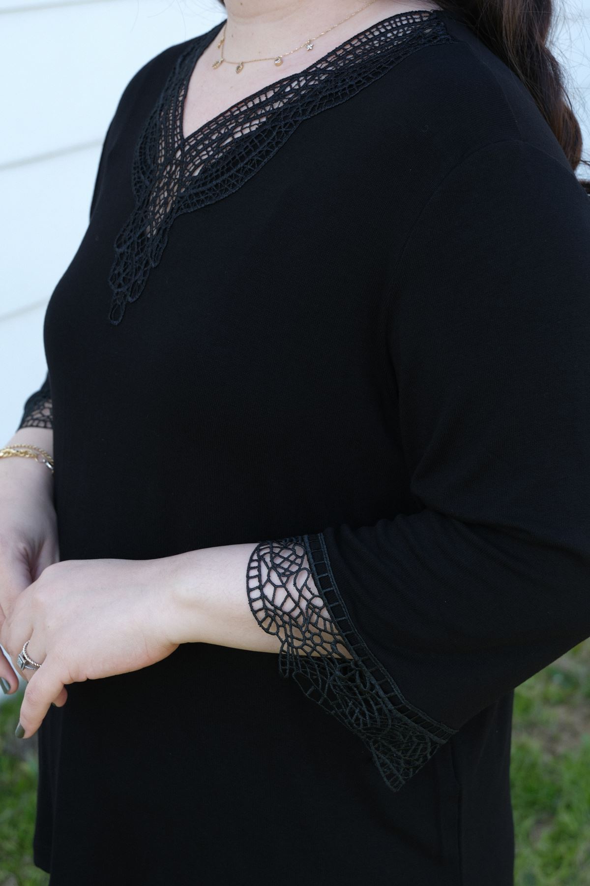 RENKTE BÜYÜK BEDEN GÜPÜR YAKALI SİYAH BLUZ