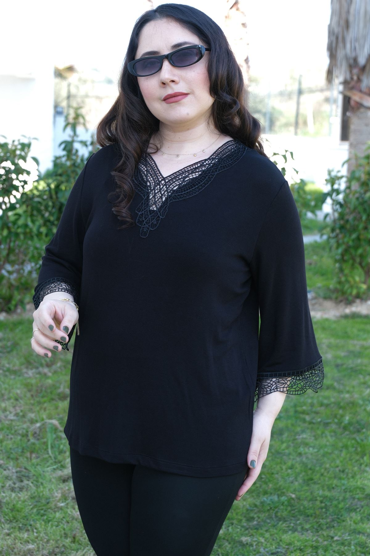 RENKTE BÜYÜK BEDEN GÜPÜR YAKALI SİYAH BLUZ