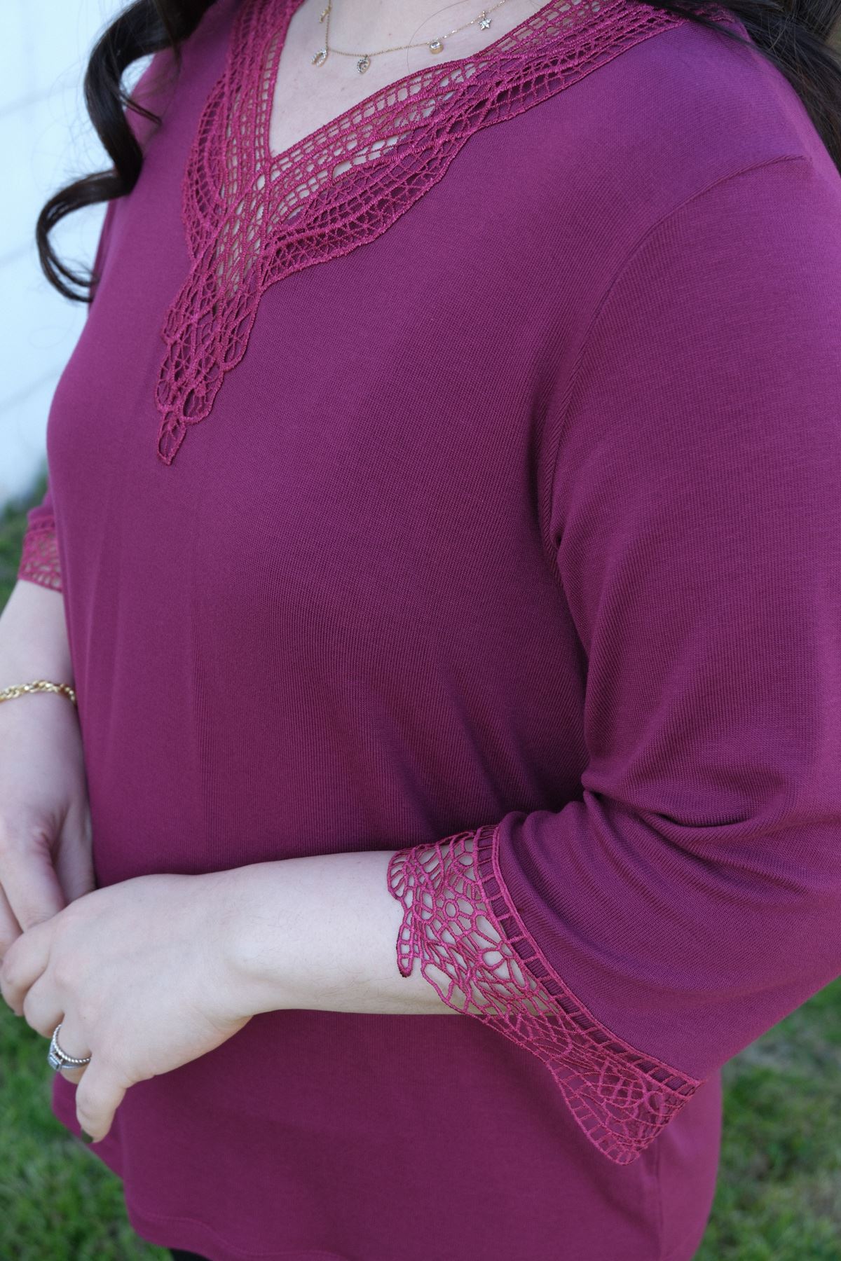 RENKTE BÜYÜK BEDEN GÜPÜR YAKALI MÜRDÜM BLUZ