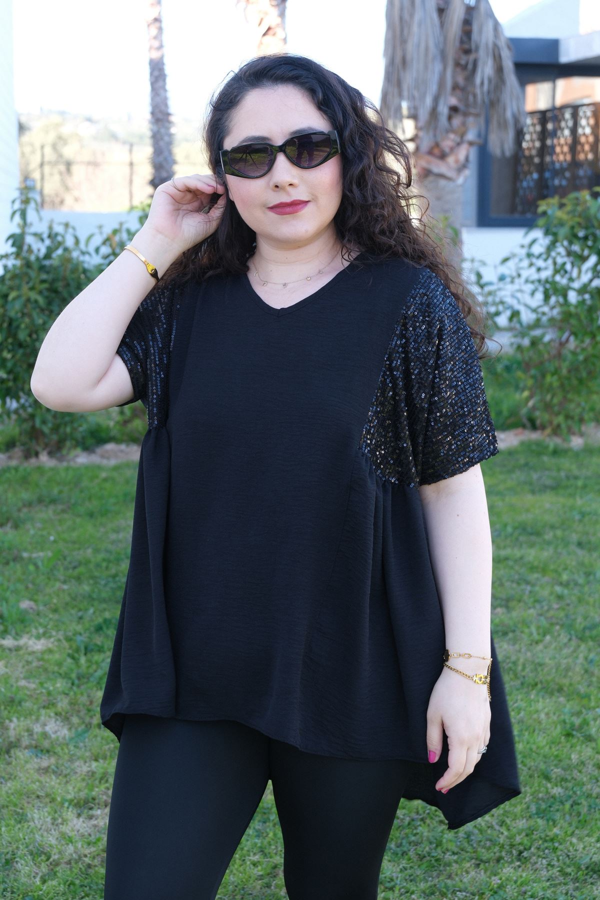 RENKTE BÜYÜK BEDEN PUL DETAY SİYAH BLUZ