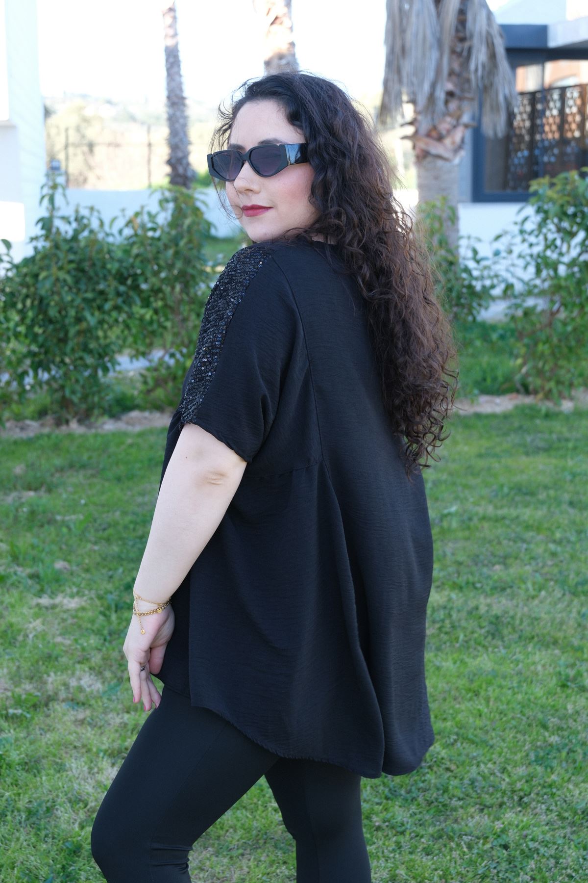 RENKTE BÜYÜK BEDEN PUL DETAY SİYAH BLUZ