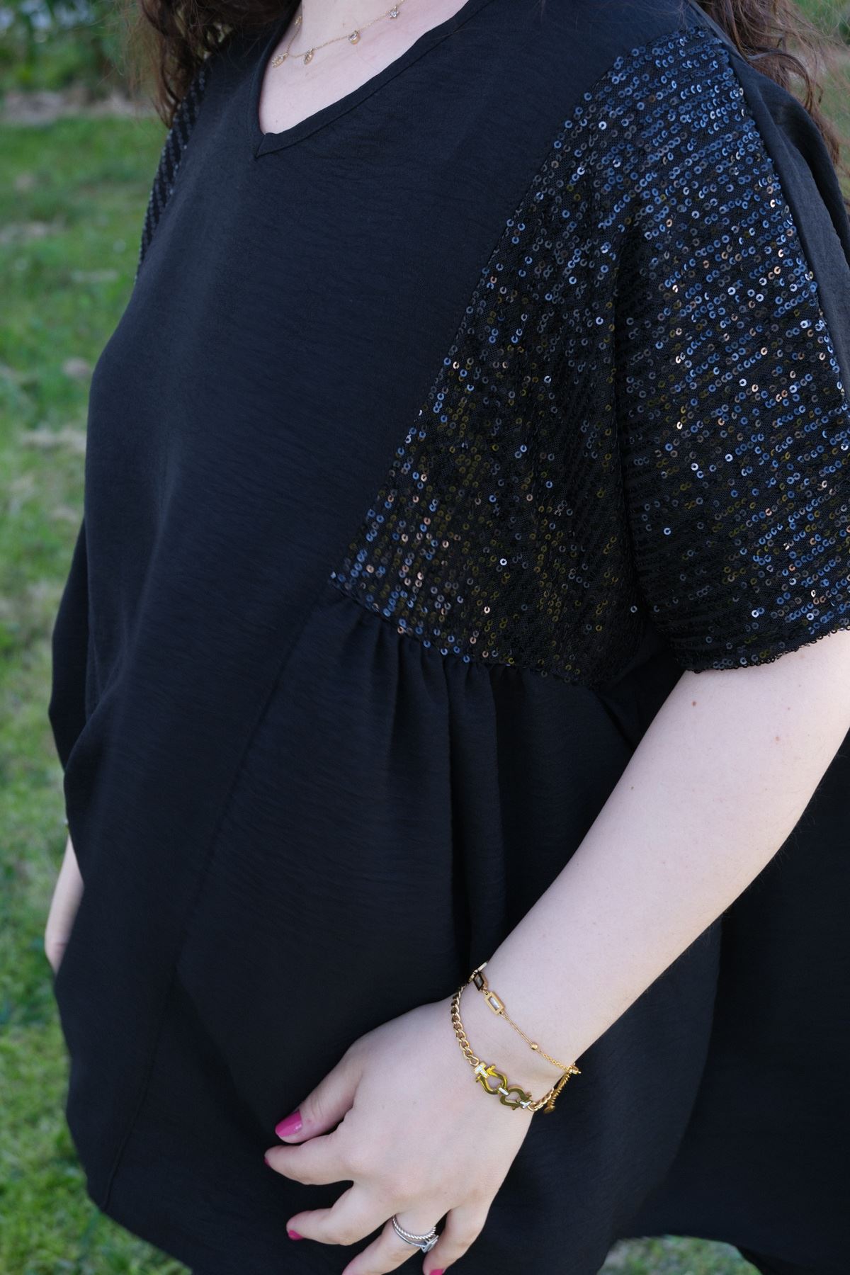 RENKTE BÜYÜK BEDEN PUL DETAY SİYAH BLUZ