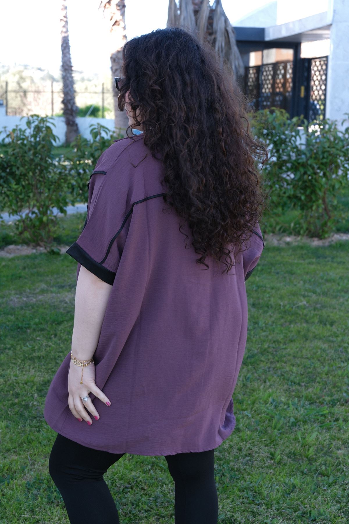 RENKTE BÜYÜK BEDEN DERİ DETAY KİLO GİZLEYEN MÜRDÜM GÖMLEK