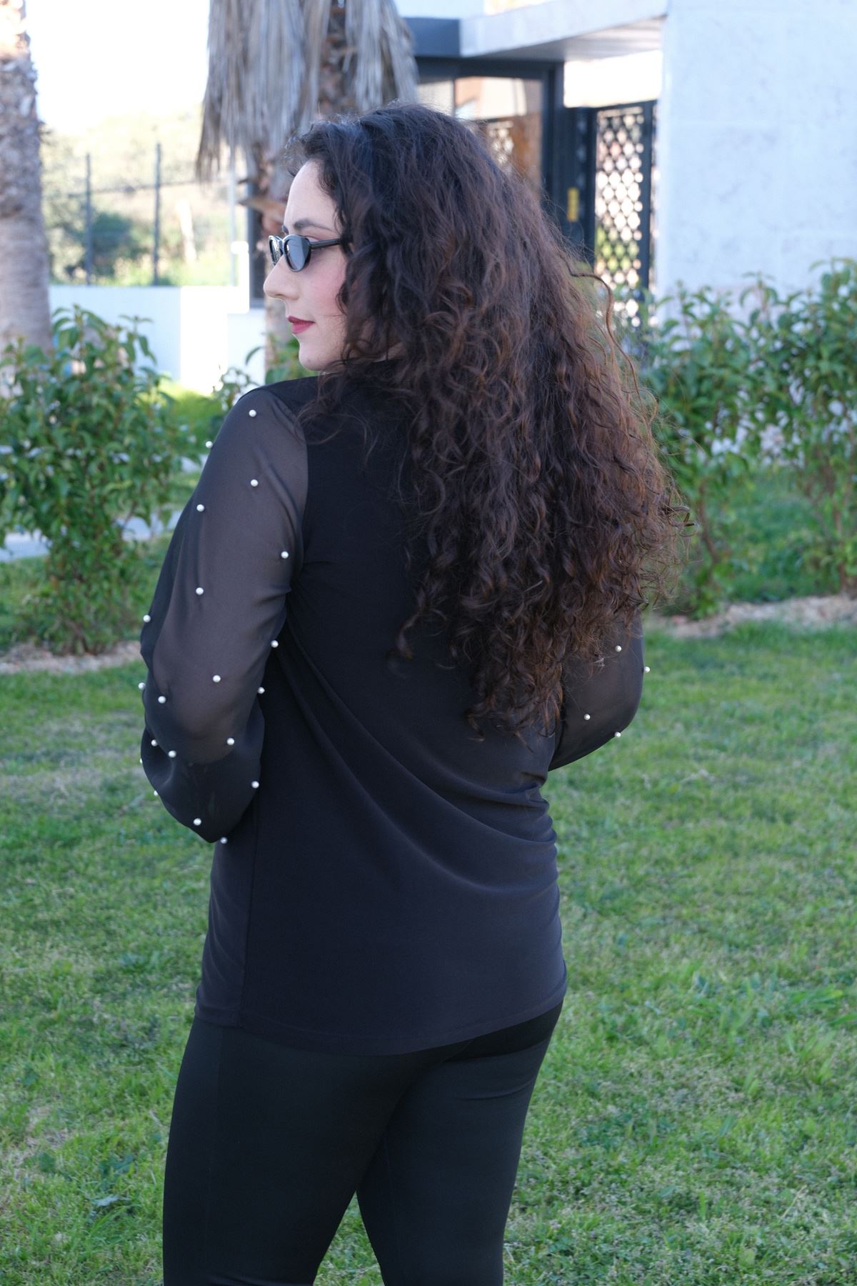 RENKTE BÜYÜK BEDEN İNCİ DETAYLI SİYAH BLUZ