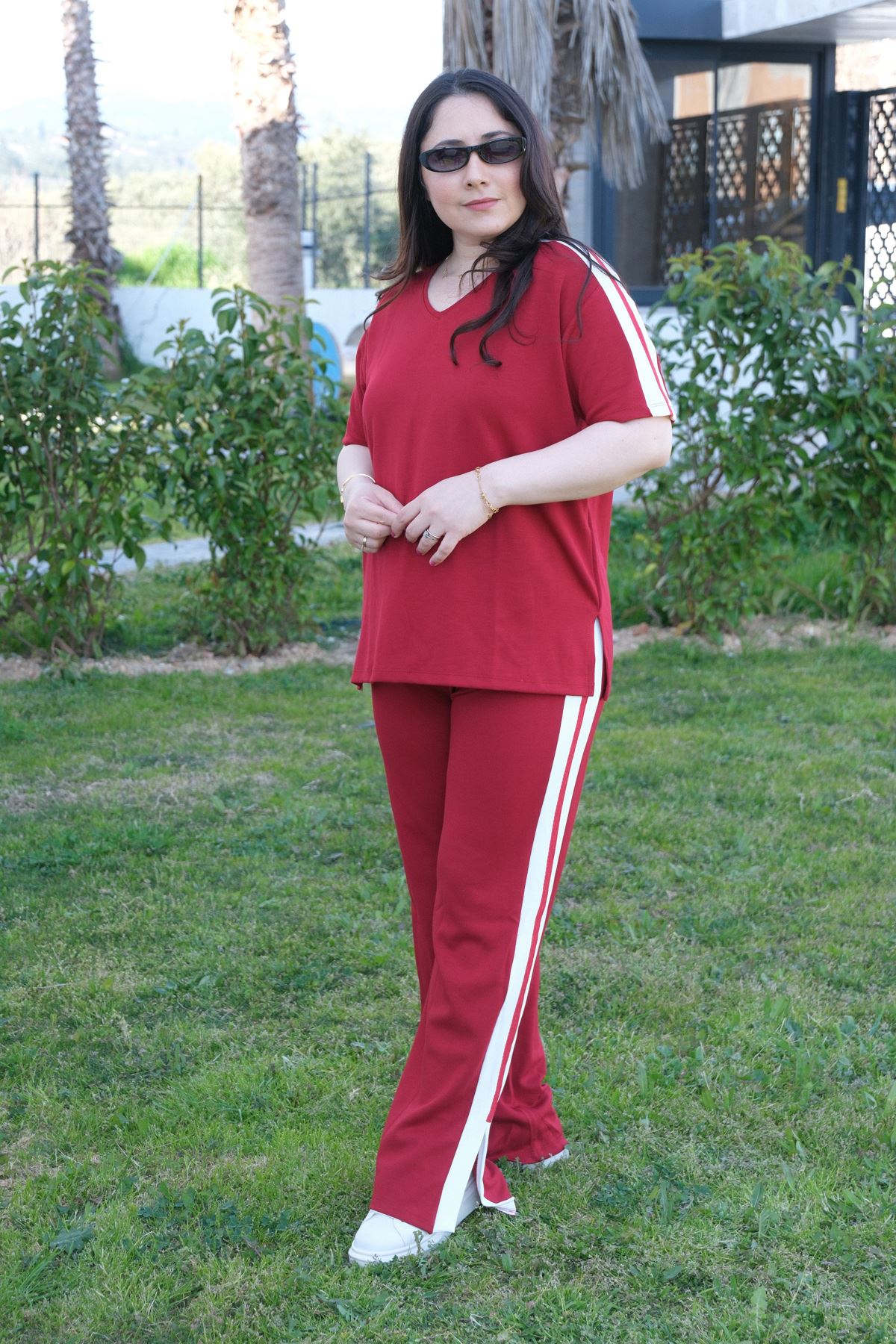 RENKTE BÜYÜK BEDEN BEYAZ ŞERİTLİ BORDO İKİLİ TAKIM