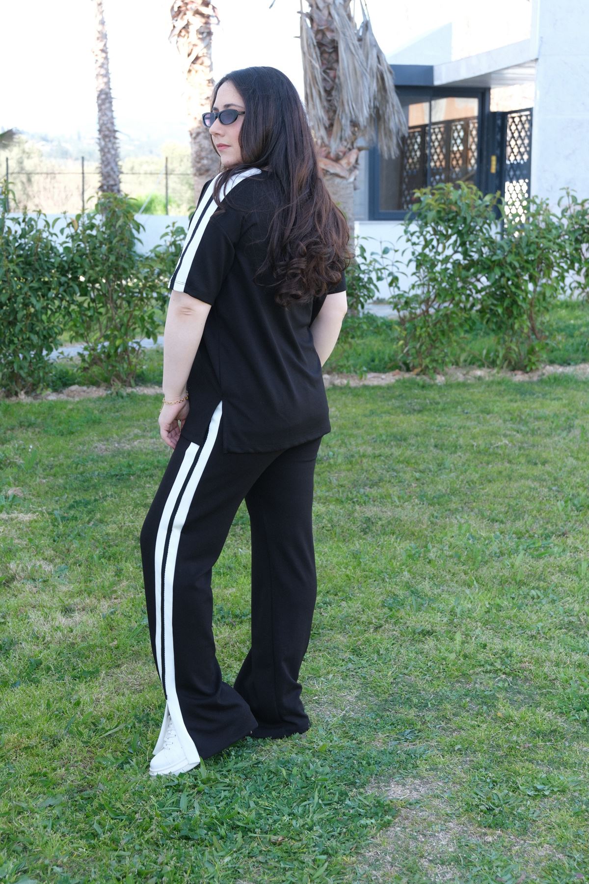 RENKTE BÜYÜK BEDEN BEYAZ ŞERİTLİ SİYAH İKİLİ TAKIM