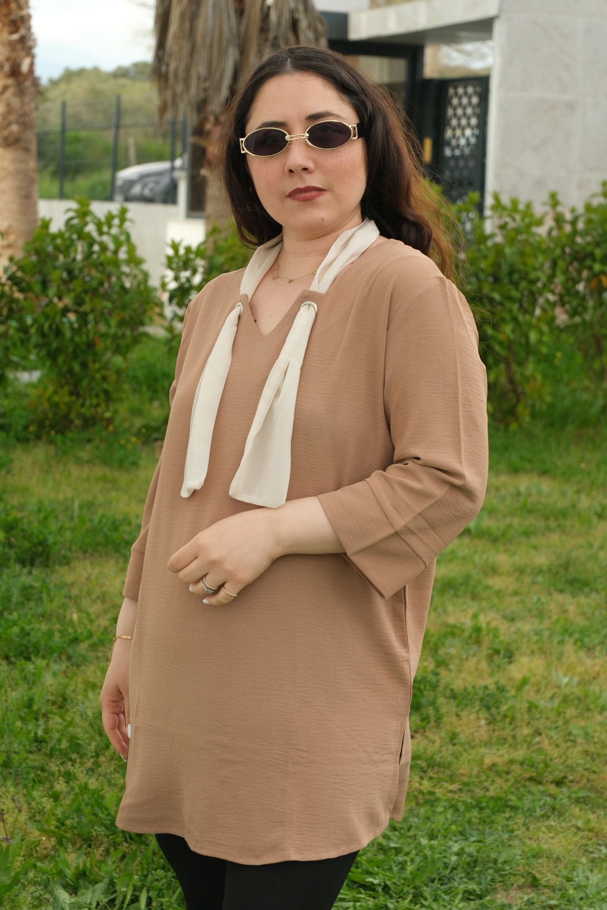 RENKTE BÜYÜK BEDEN FULARLI GENİŞ KESİM KAHVE BLUZ