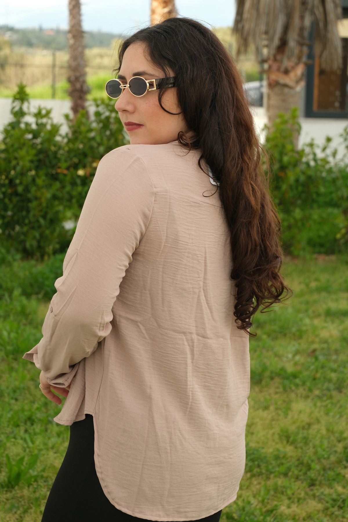 RENKTE BÜYÜK BEDEN TEK CEPLİ KATLAMALI KETENİMSİ KAHVE GÖMLEK