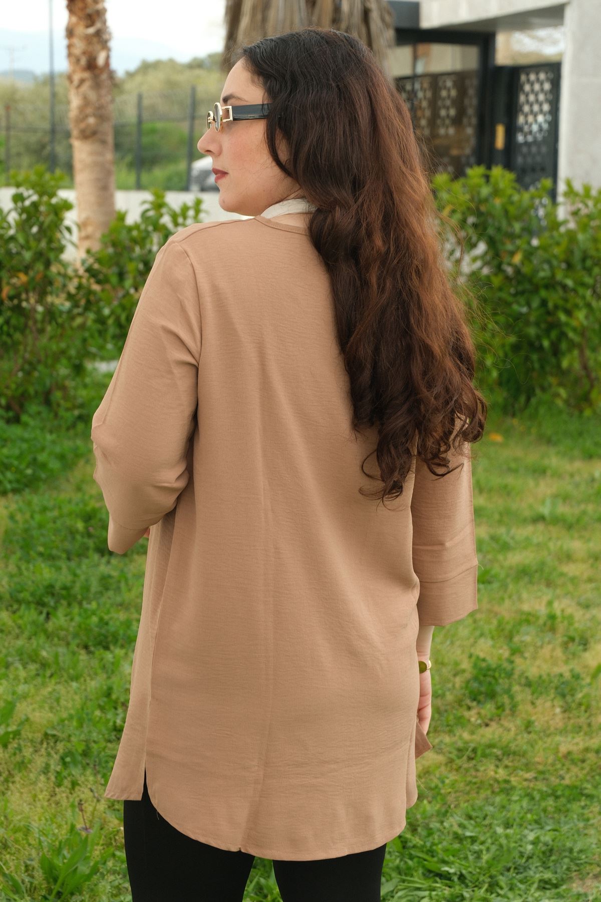 RENKTE BÜYÜK BEDEN FULARLI GENİŞ KESİM KAHVE BLUZ
