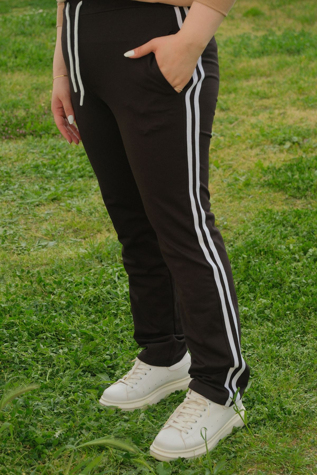 RENKTE BÜYÜK BEDEN YAN ÇİFT ŞERİTLİ SİYAH EŞOFMAN ALTI