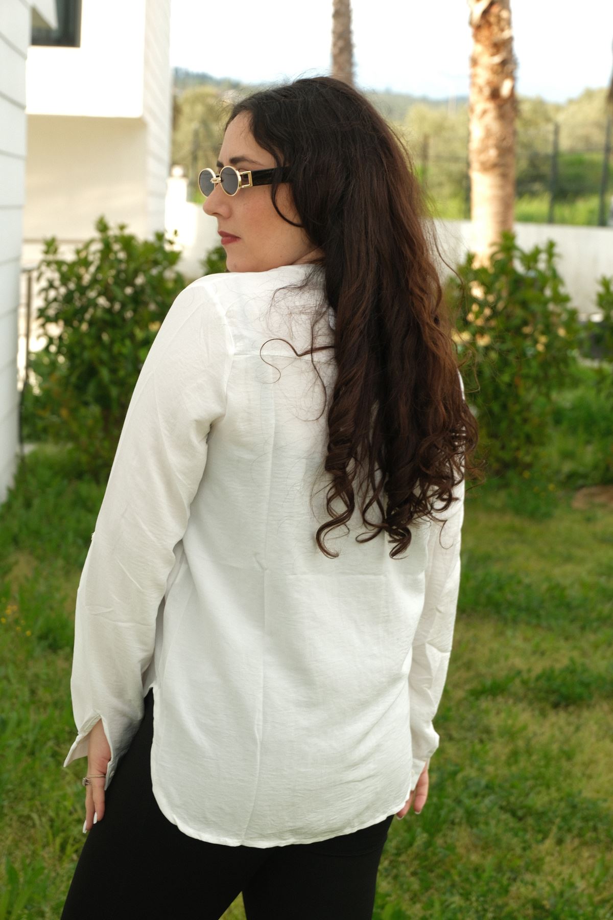 RENKTE BÜYÜK BEDEN TEK CEPLİ KATLAMALI KETENİMSİ BEYAZ GÖMLEK