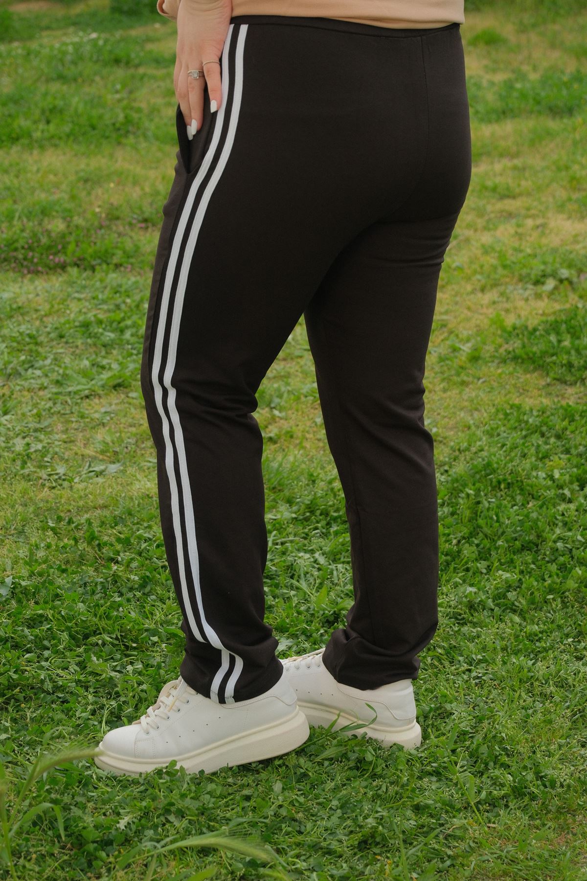 RENKTE BÜYÜK BEDEN YAN ÇİFT ŞERİTLİ SİYAH EŞOFMAN ALTI