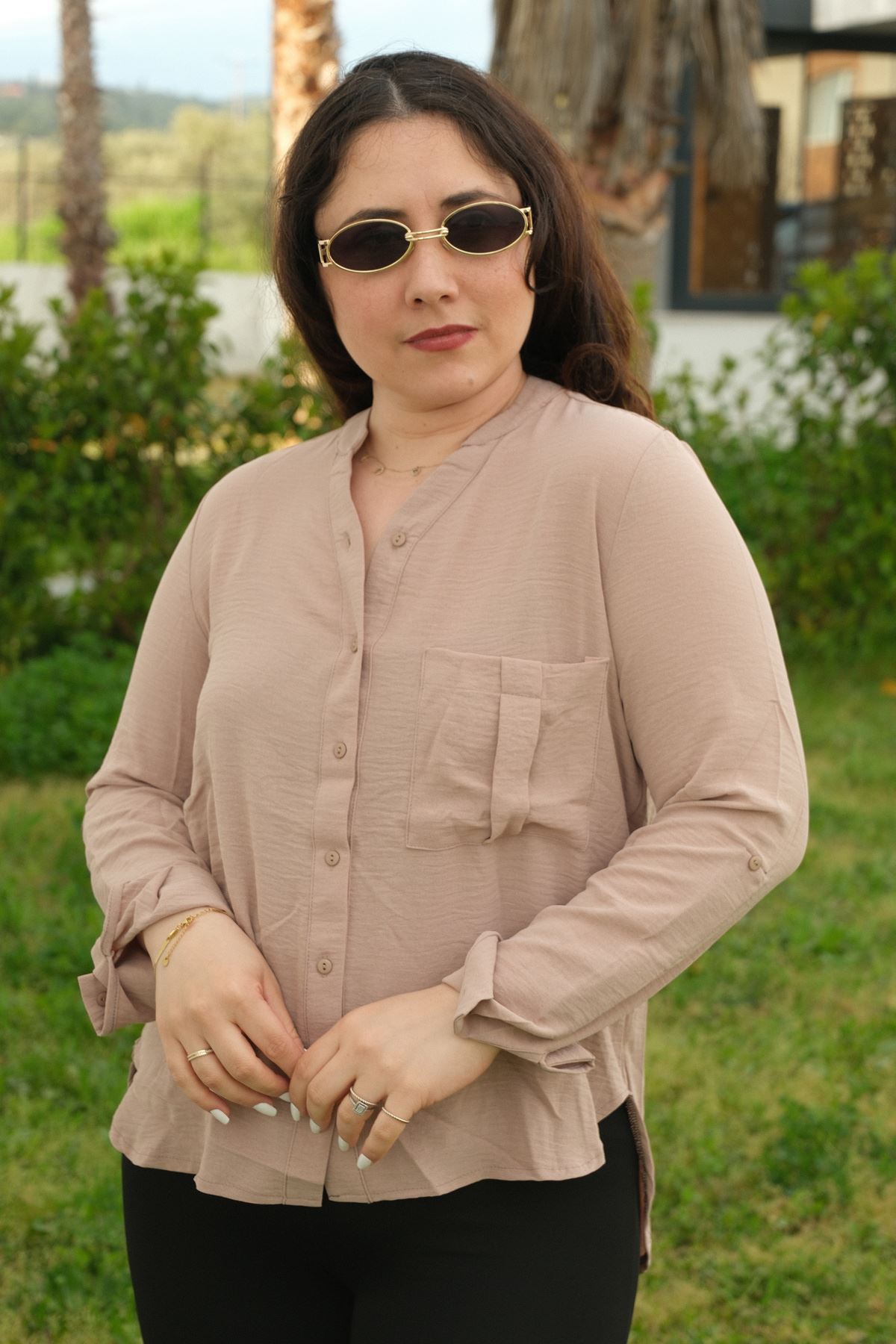 RENKTE BÜYÜK BEDEN TEK CEPLİ KATLAMALI KETENİMSİ KAHVE GÖMLEK