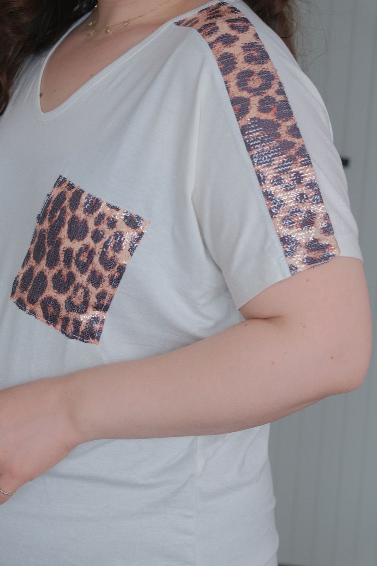 RENKTE BÜYÜK BEDEN OMUZLARI VE CEBİ LEOPAR PULLU BEYAZ BLUZ