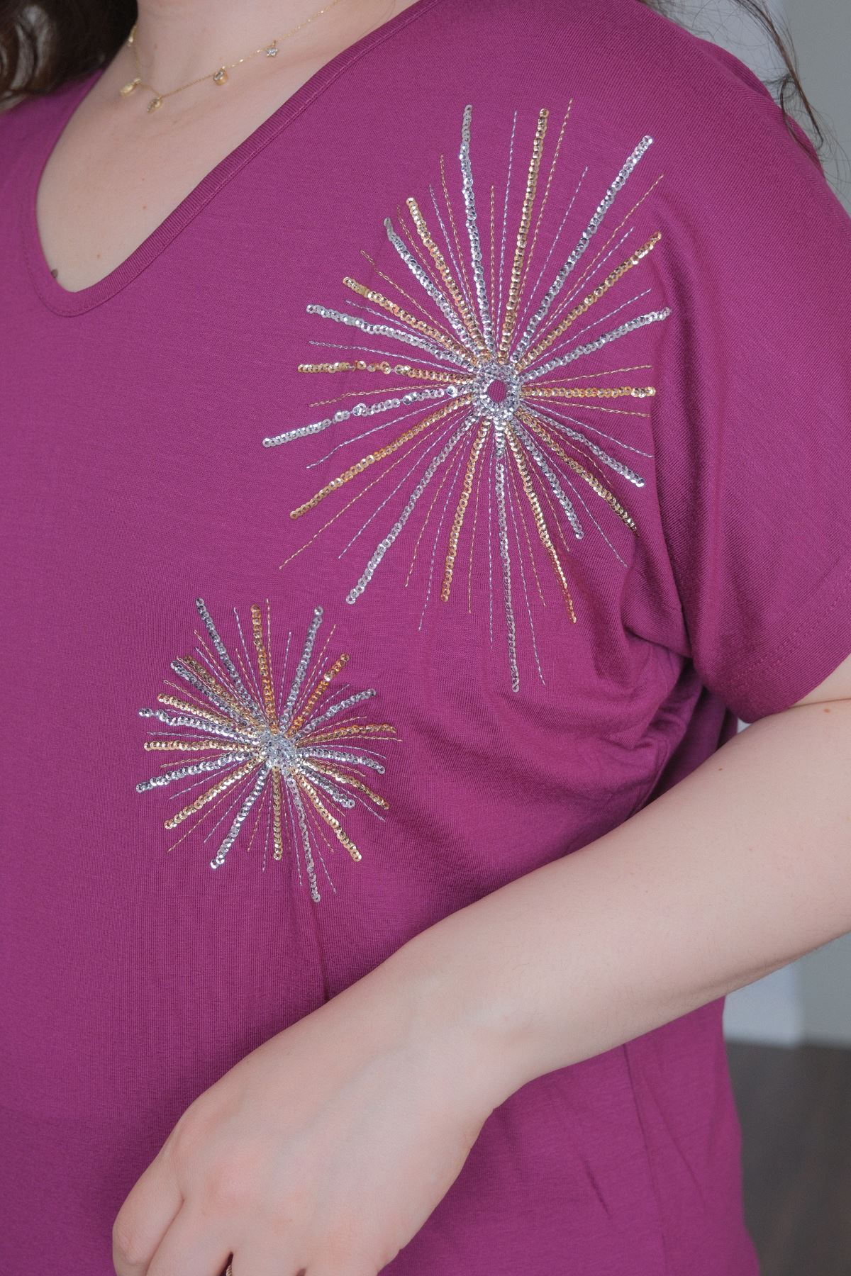 RENKTE BÜYÜK BEDEN YILDIZ PUL NAKIŞLI MOR BLUZ