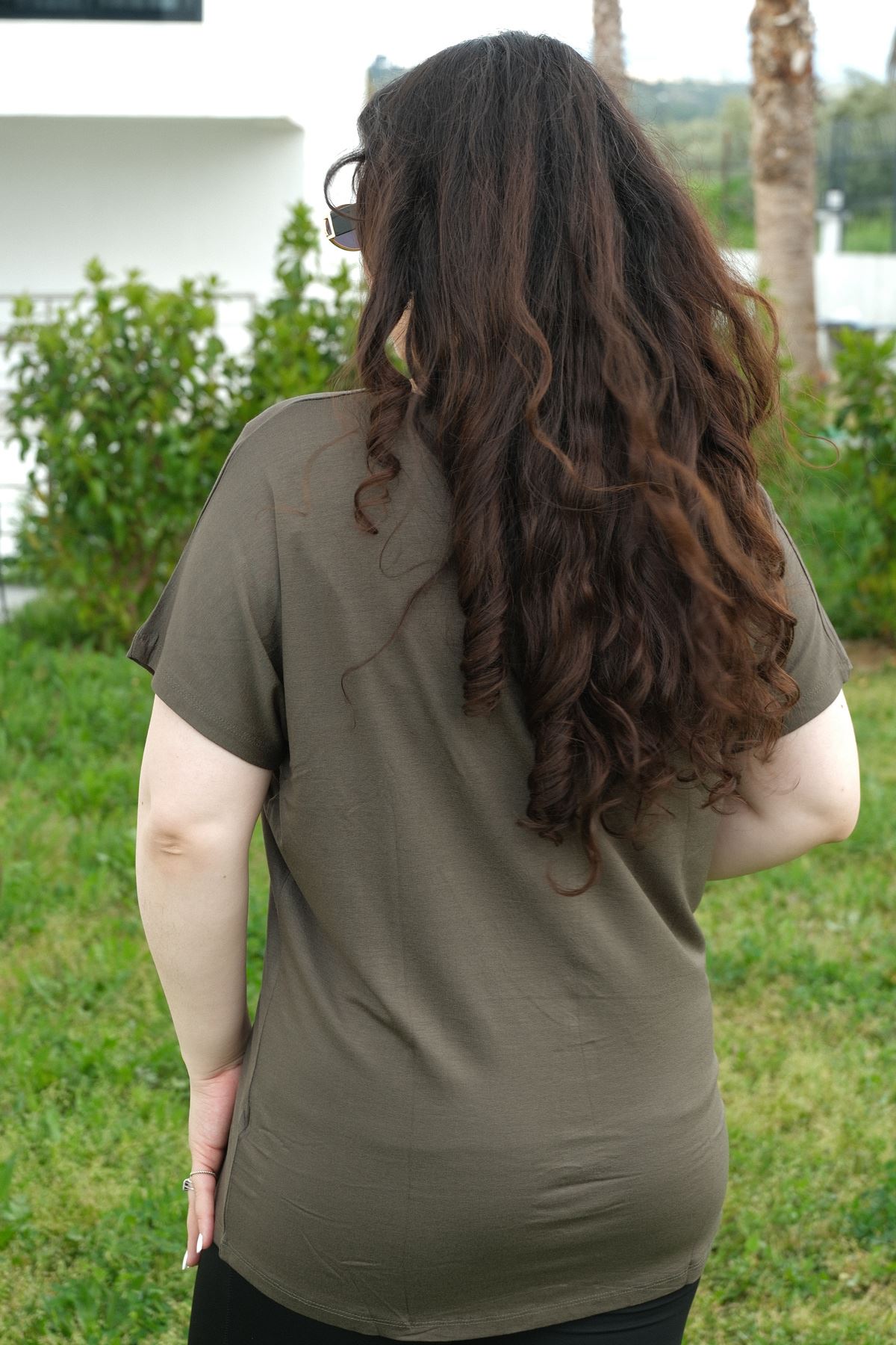 RENKTE BÜYÜK BEDEN PULLU YAPRAK NAKIŞLI HAKİ BLUZ