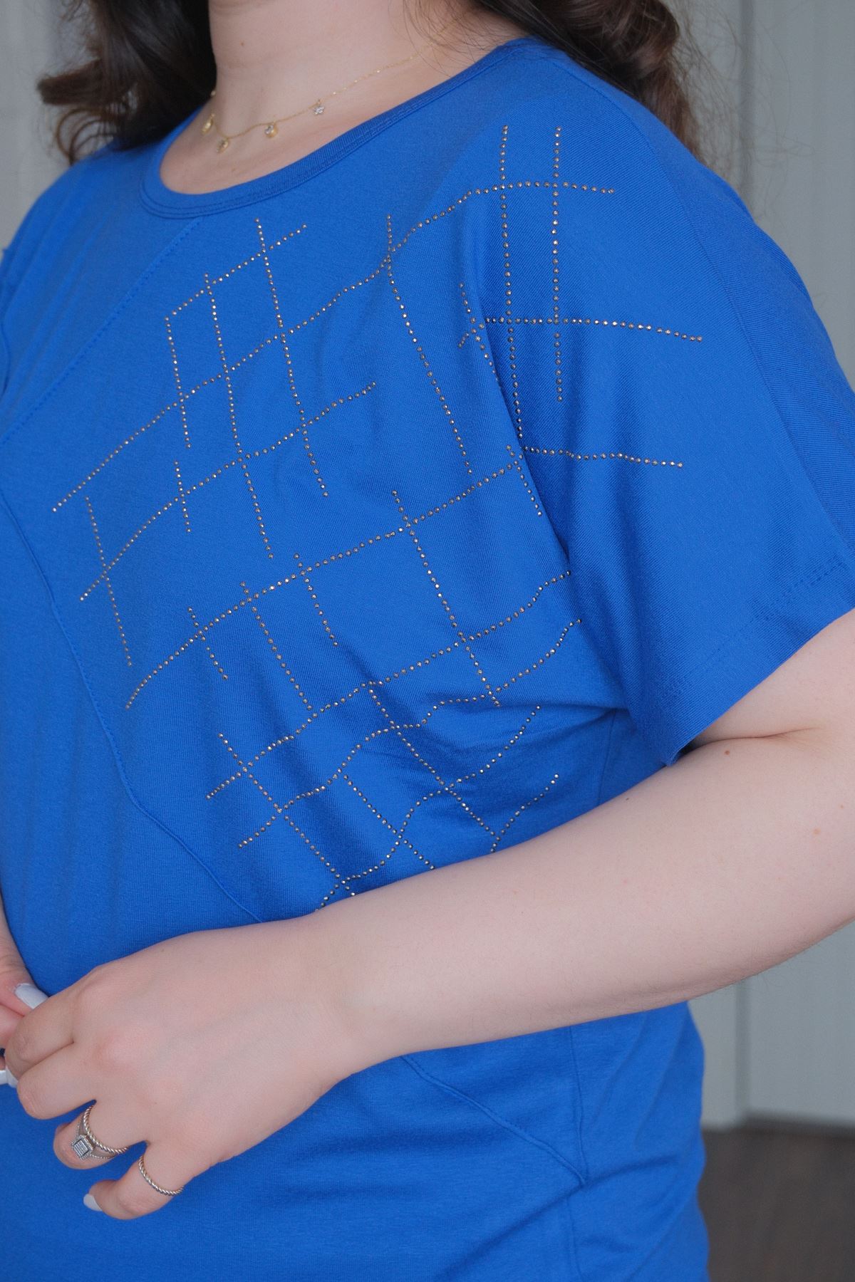 RENKTE BÜYÜK BEDEN ÇIMALI TAŞLI SAKS BLUZ