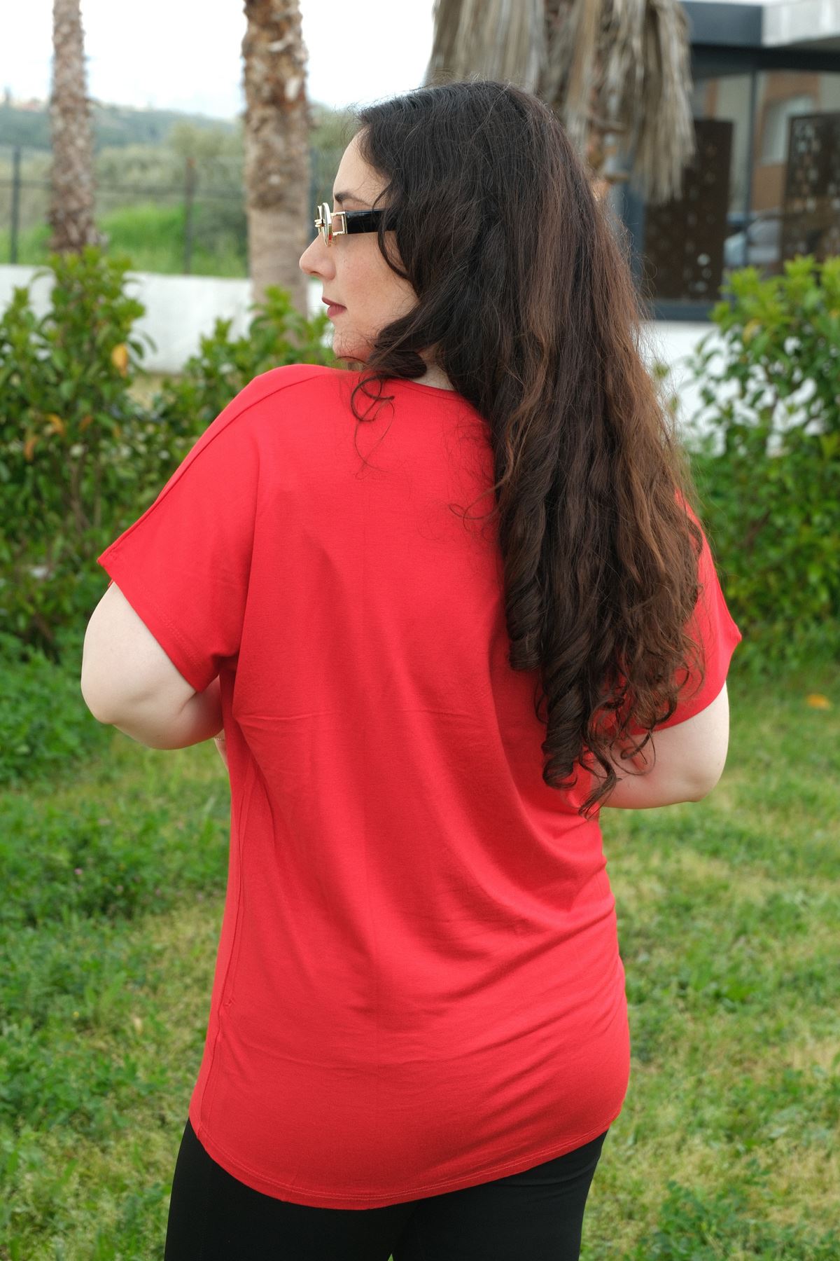 RENKTE BÜYÜK BEDEN PULLU YAPRAK NAKIŞLI KIRMIZI BLUZ