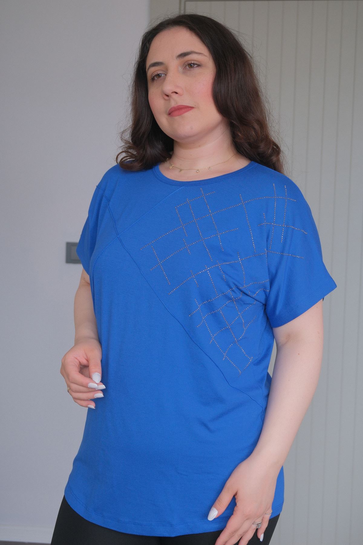 RENKTE BÜYÜK BEDEN ÇIMALI TAŞLI SAKS BLUZ