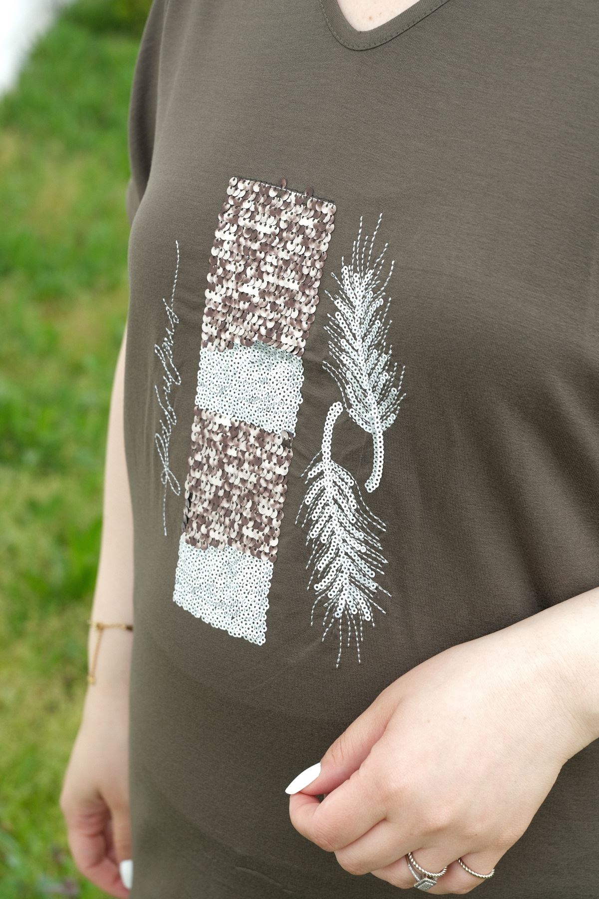 RENKTE BÜYÜK BEDEN PULLU YAPRAK NAKIŞLI HAKİ BLUZ