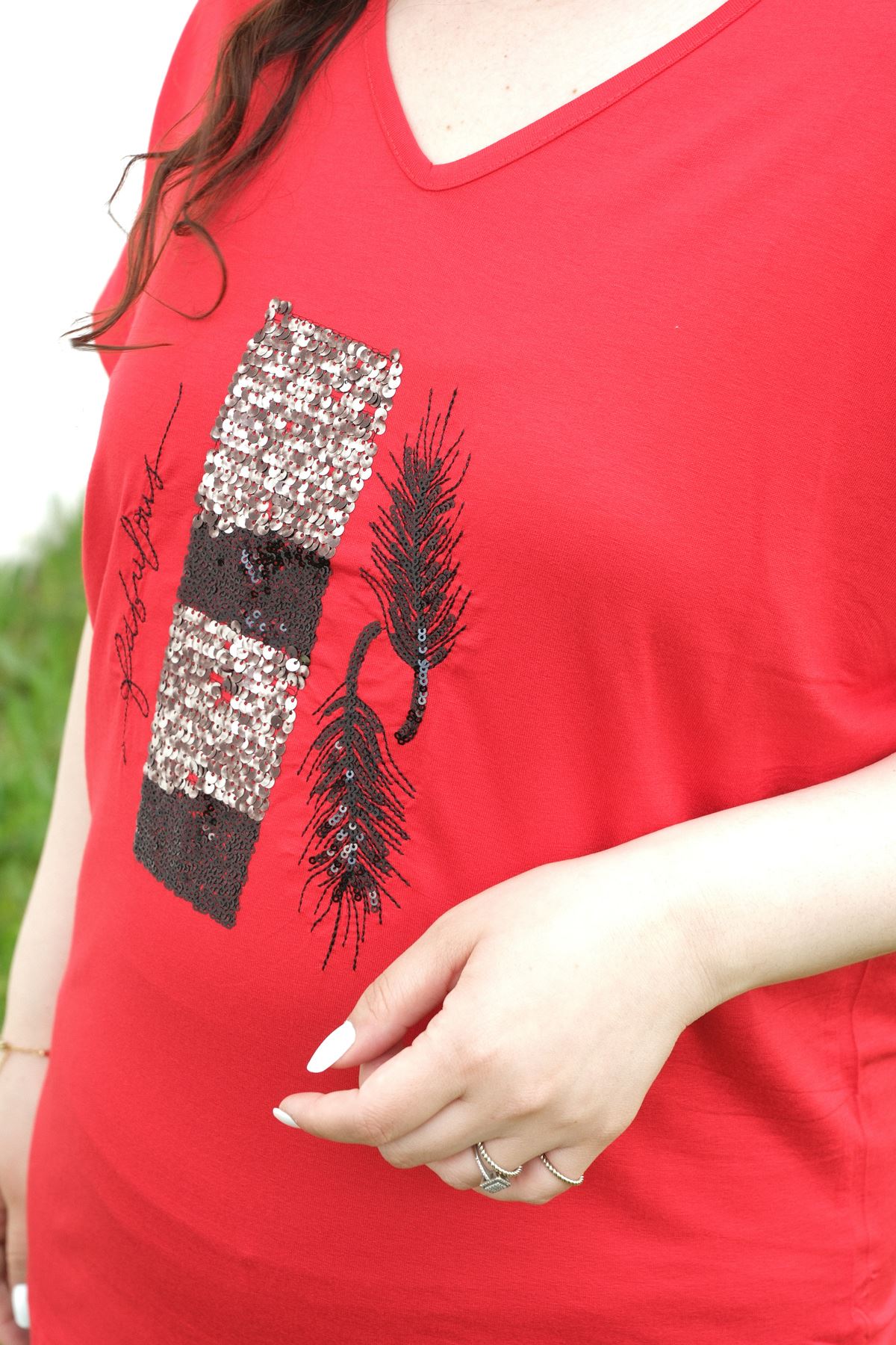 RENKTE BÜYÜK BEDEN PULLU YAPRAK NAKIŞLI KIRMIZI BLUZ