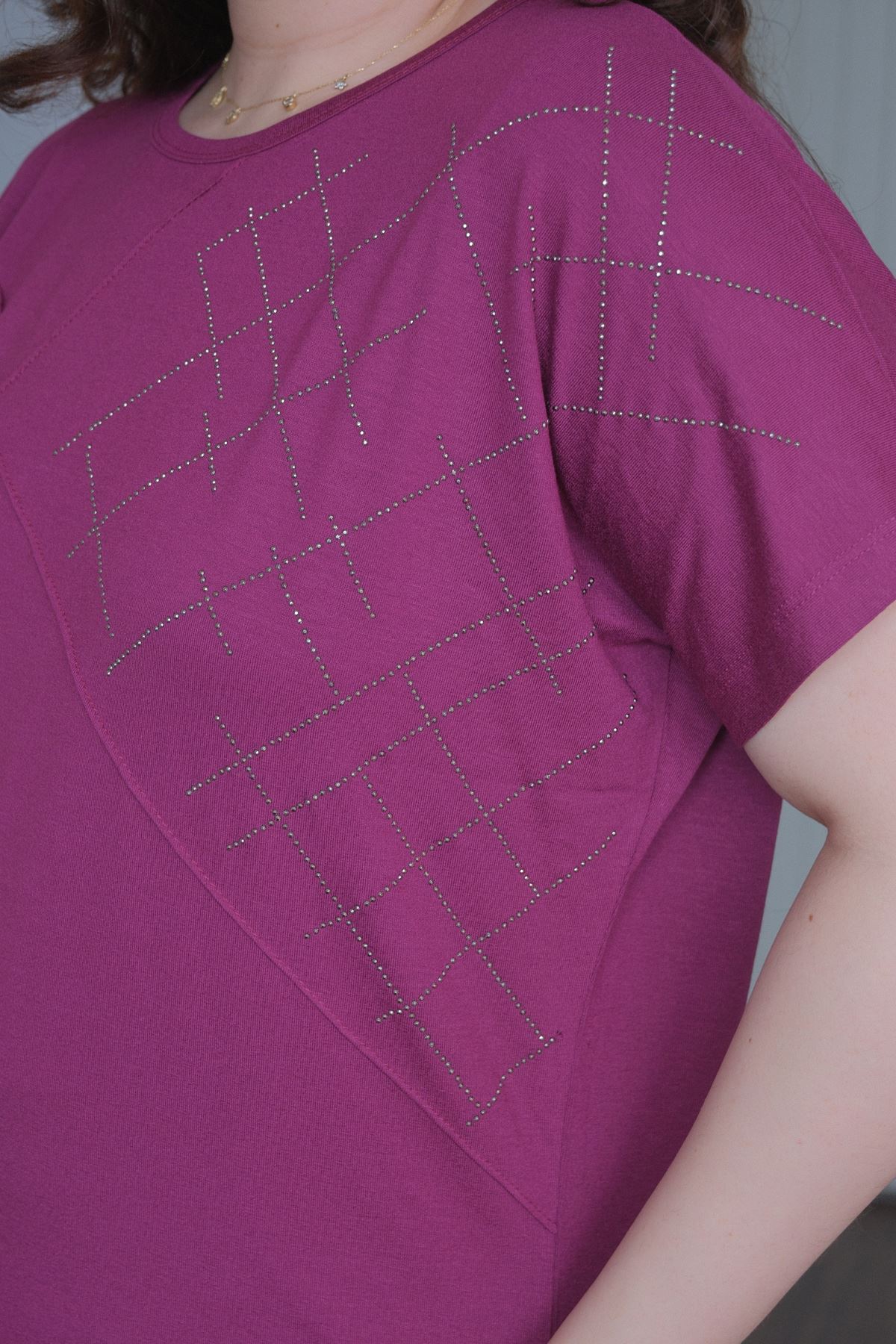 RENKTE BÜYÜK BEDEN ÇIMALI TAŞLI MOR BLUZ