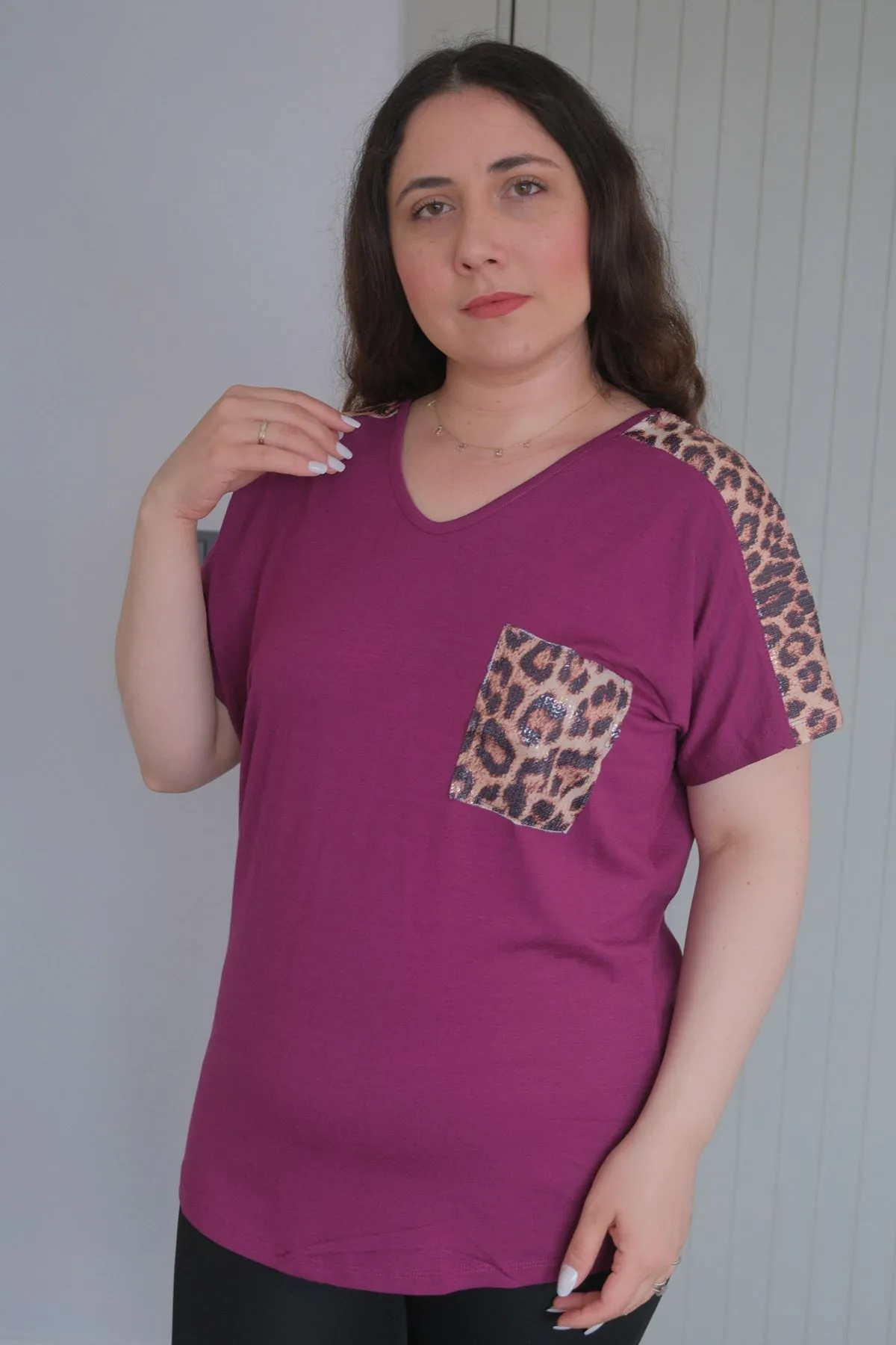RENKTE BÜYÜK BEDEN OMUZLARI VE CEBİ LEOPAR PULLU MOR BLUZ