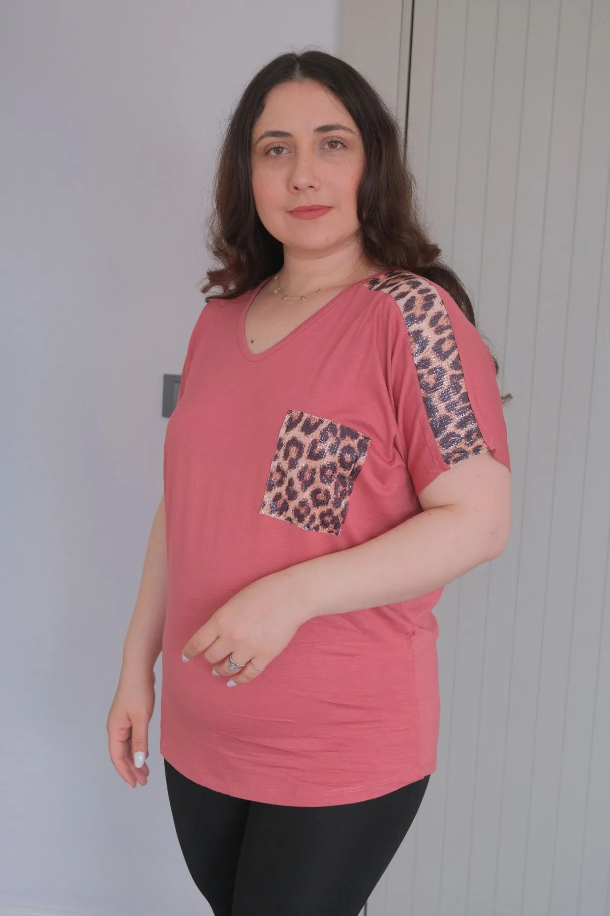 RENKTE BÜYÜK BEDEN OMUZLARI VE CEBİ LEOPAR PULLU PUDRA BLUZ