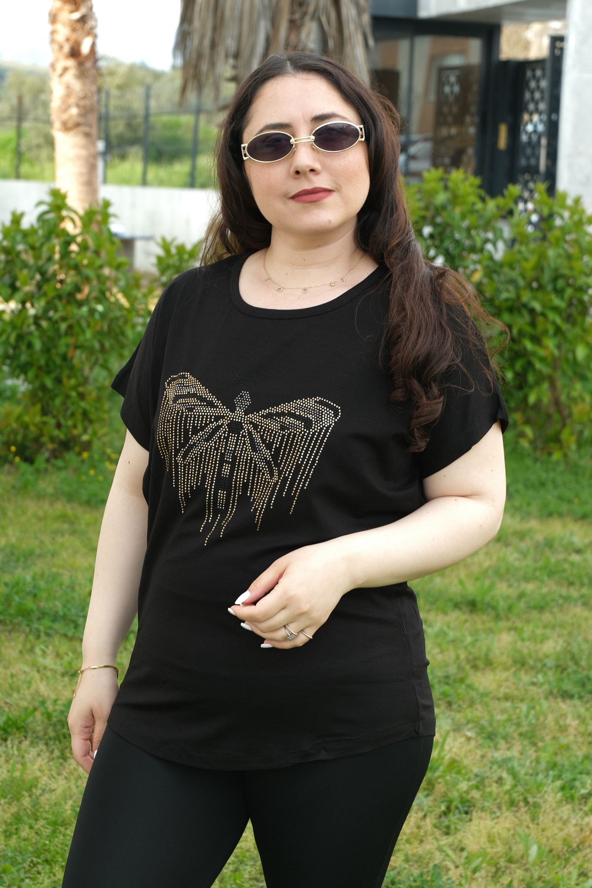 RENKTE BÜYÜK BEDEN YUSUFCUK TAŞLI SİYAH BLUZ