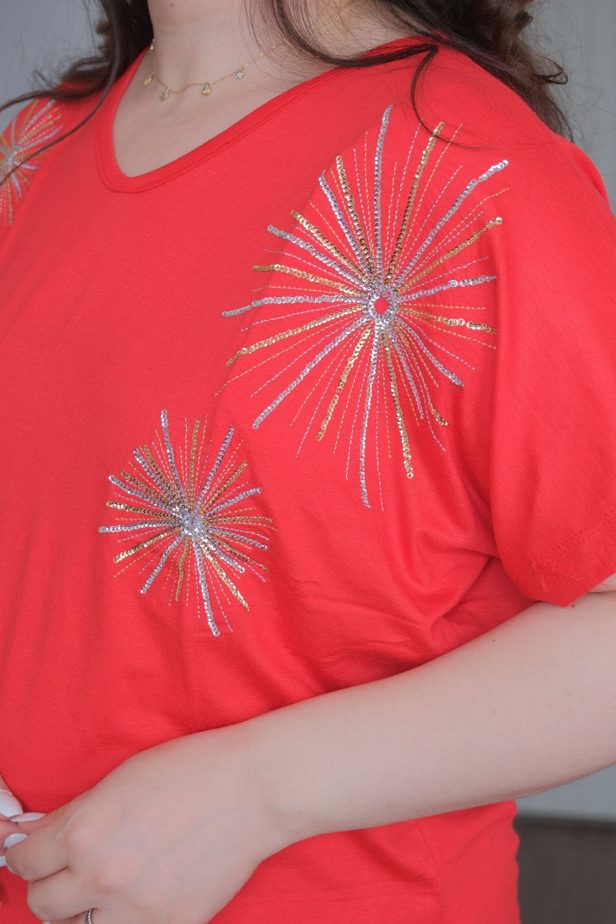 RENKTE BÜYÜK BEDEN YILDIZ PUL NAKIŞLI KIRMIZI BLUZ