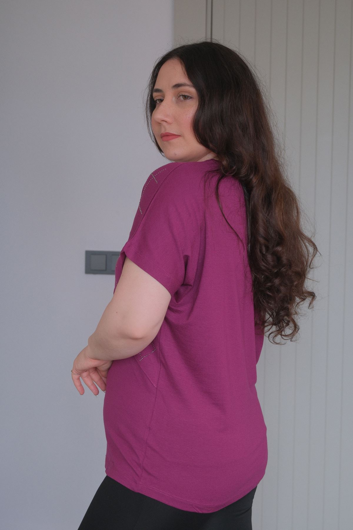 RENKTE BÜYÜK BEDEN ÇIMALI TAŞLI MOR BLUZ